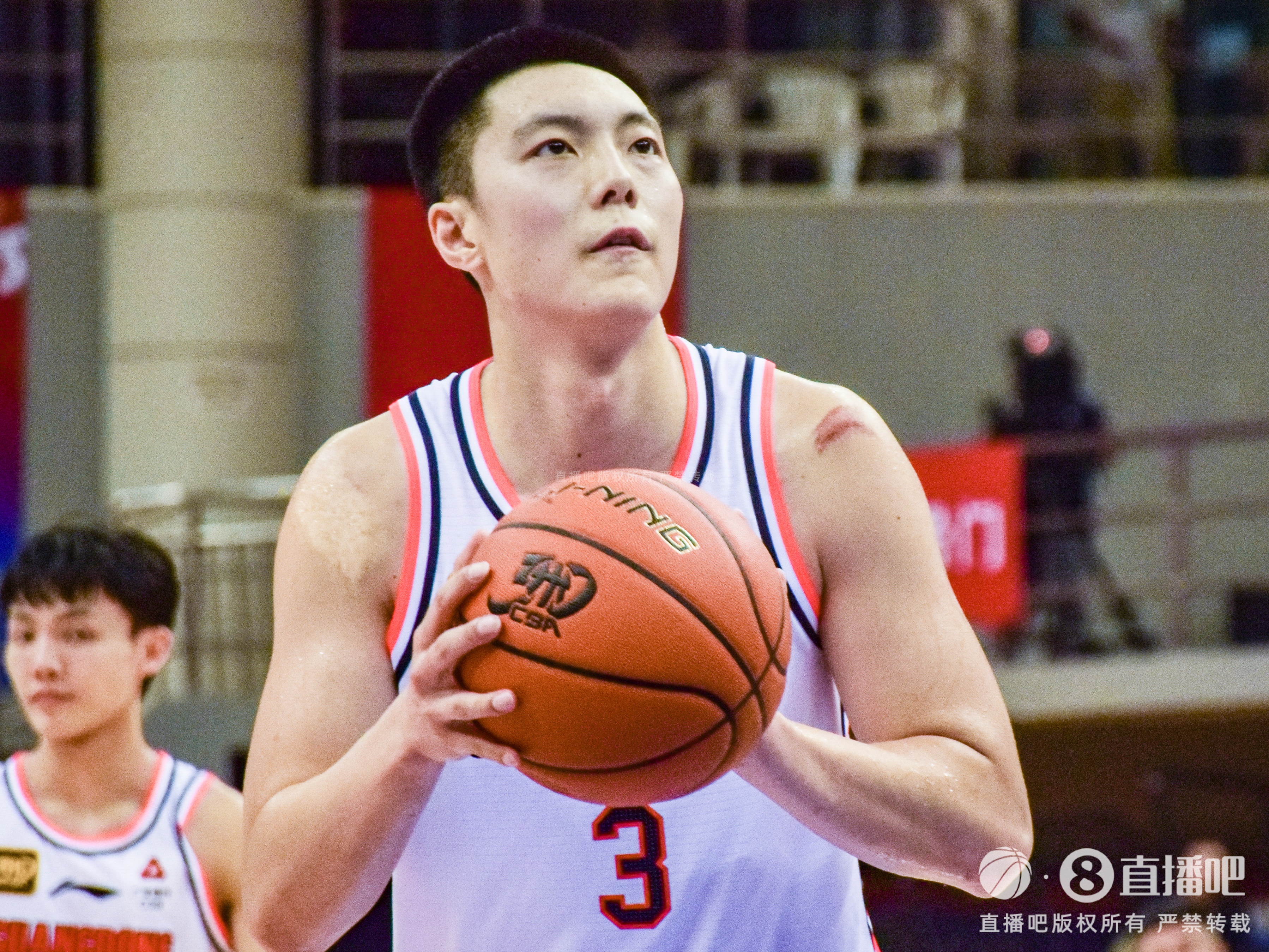 還需適應！胡明軒10中3&三分6中2得到11分3板2助 關鍵發球違例