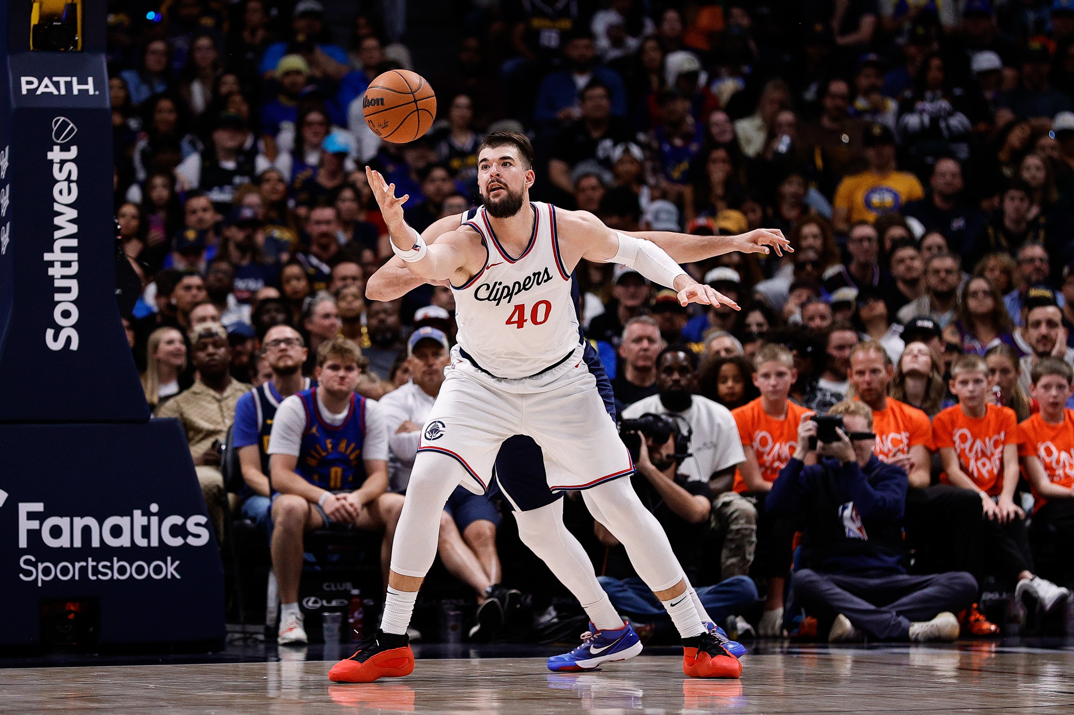 成為聯(lián)盟最佳中鋒之一感受如何?祖巴茨:這得看你問的是誰了