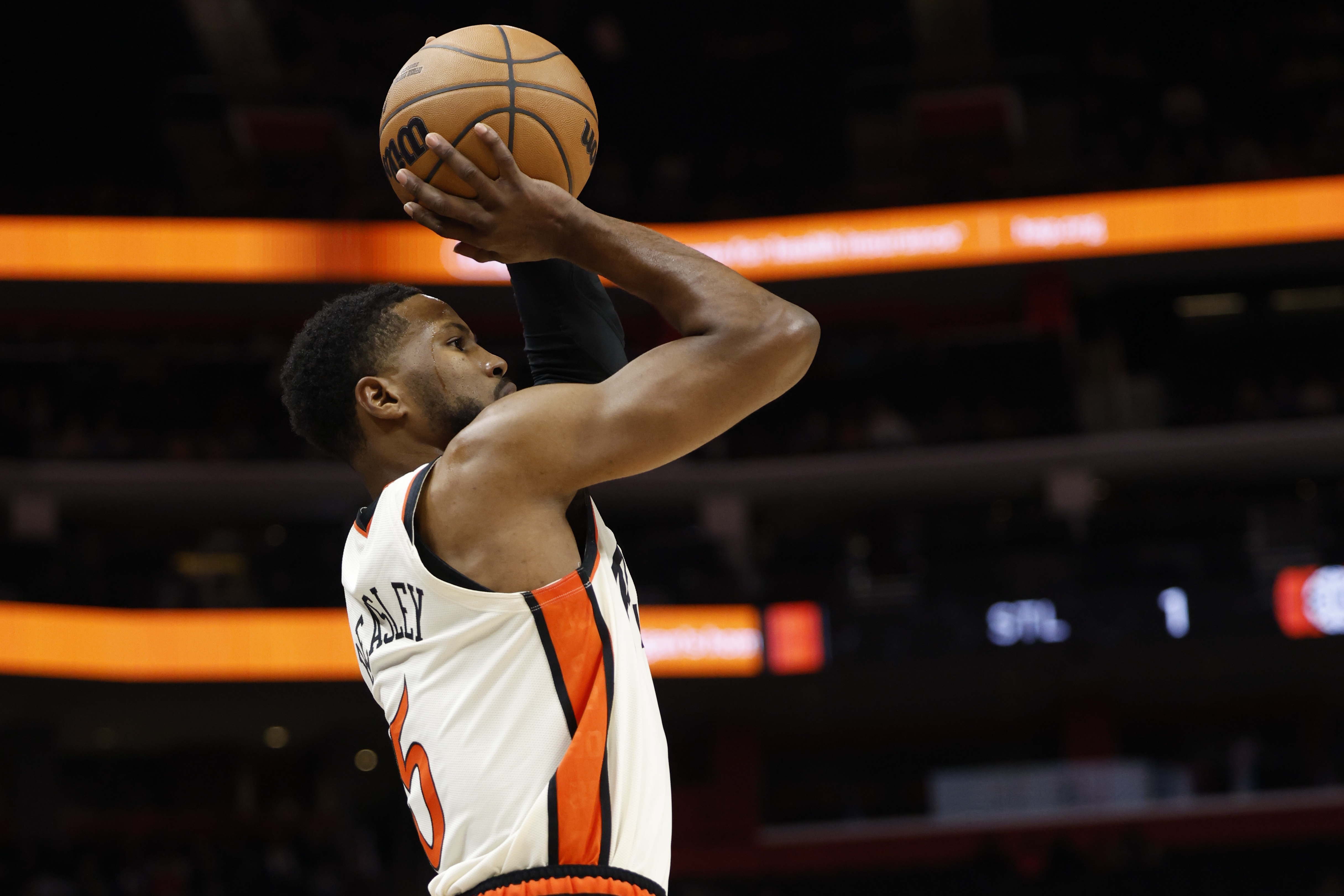 手感冰涼!比斯利上半場7投1中&三分4中1 得到4分1助1斷1帽