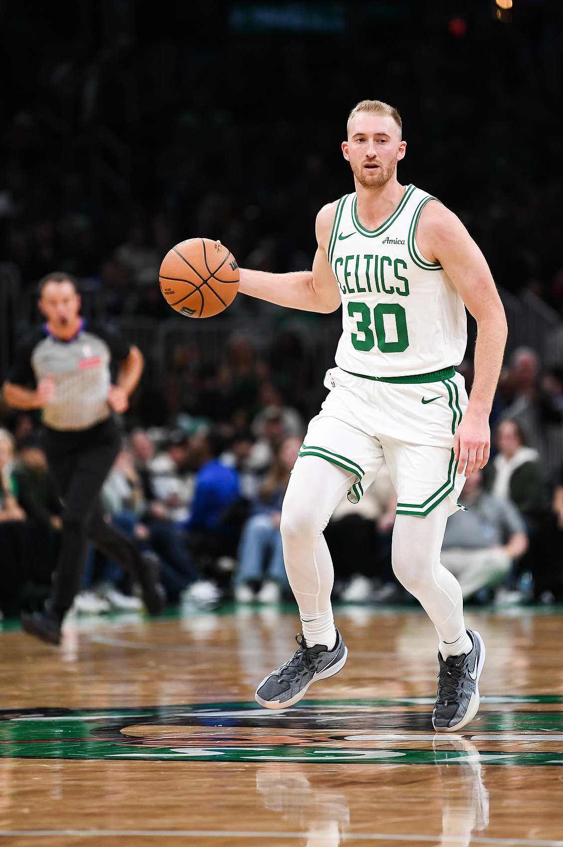 挺身而出!豪澤狂甩19個(gè)三分命中9記 全場(chǎng)轟33分創(chuàng)生涯新高