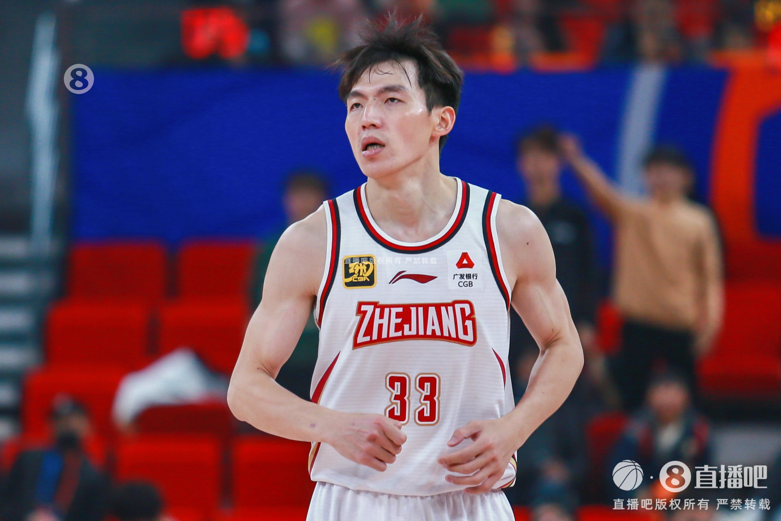 表現(xiàn)不佳!吳前三分8投僅1中拿5分3搶斷出現(xiàn)3失誤5犯規(guī) 正負(fù)值-9