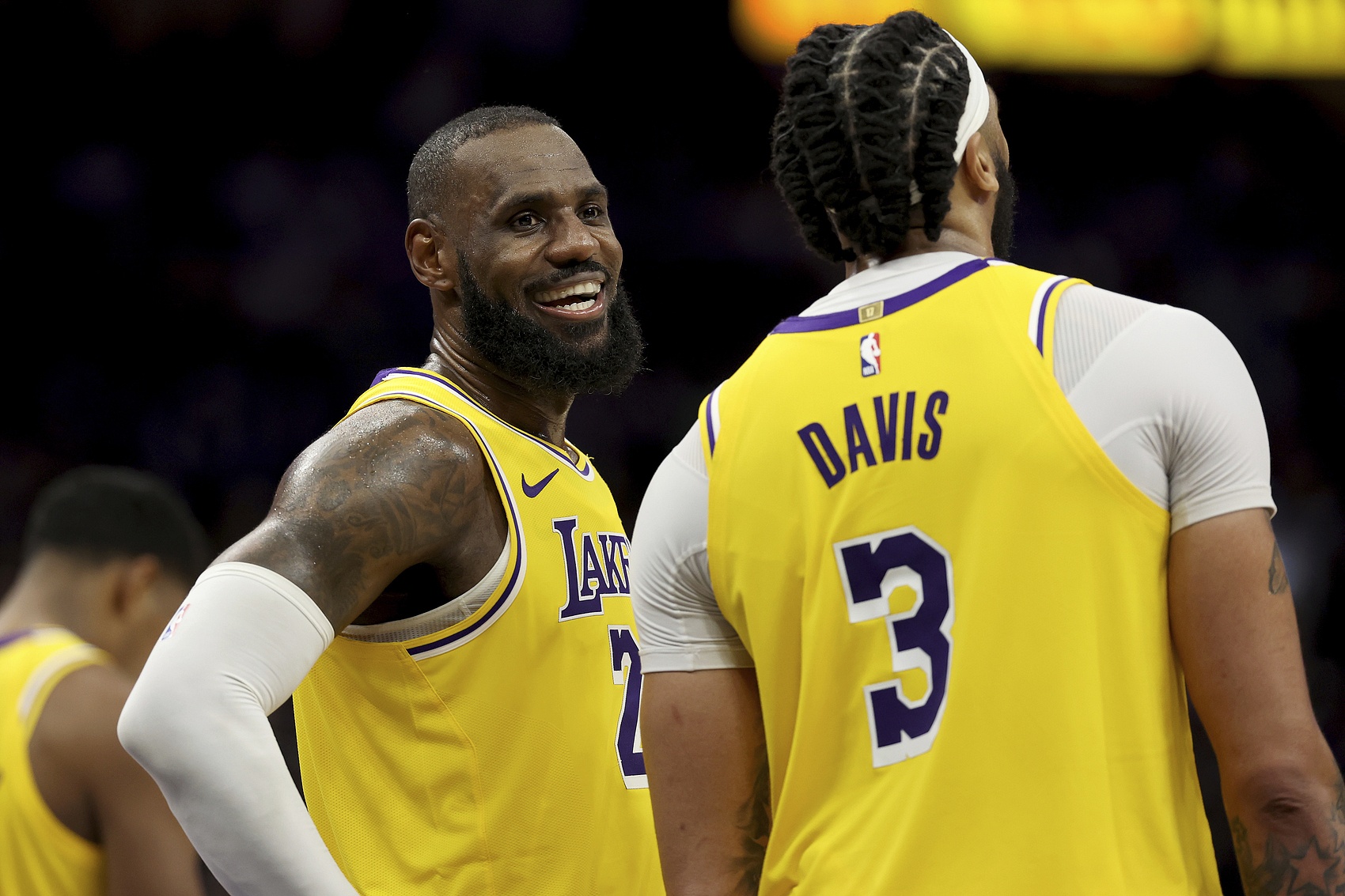 隊(duì)記:濃眉被交易后湖人一度擔(dān)心詹姆斯想離隊(duì) 但很快就打消顧慮