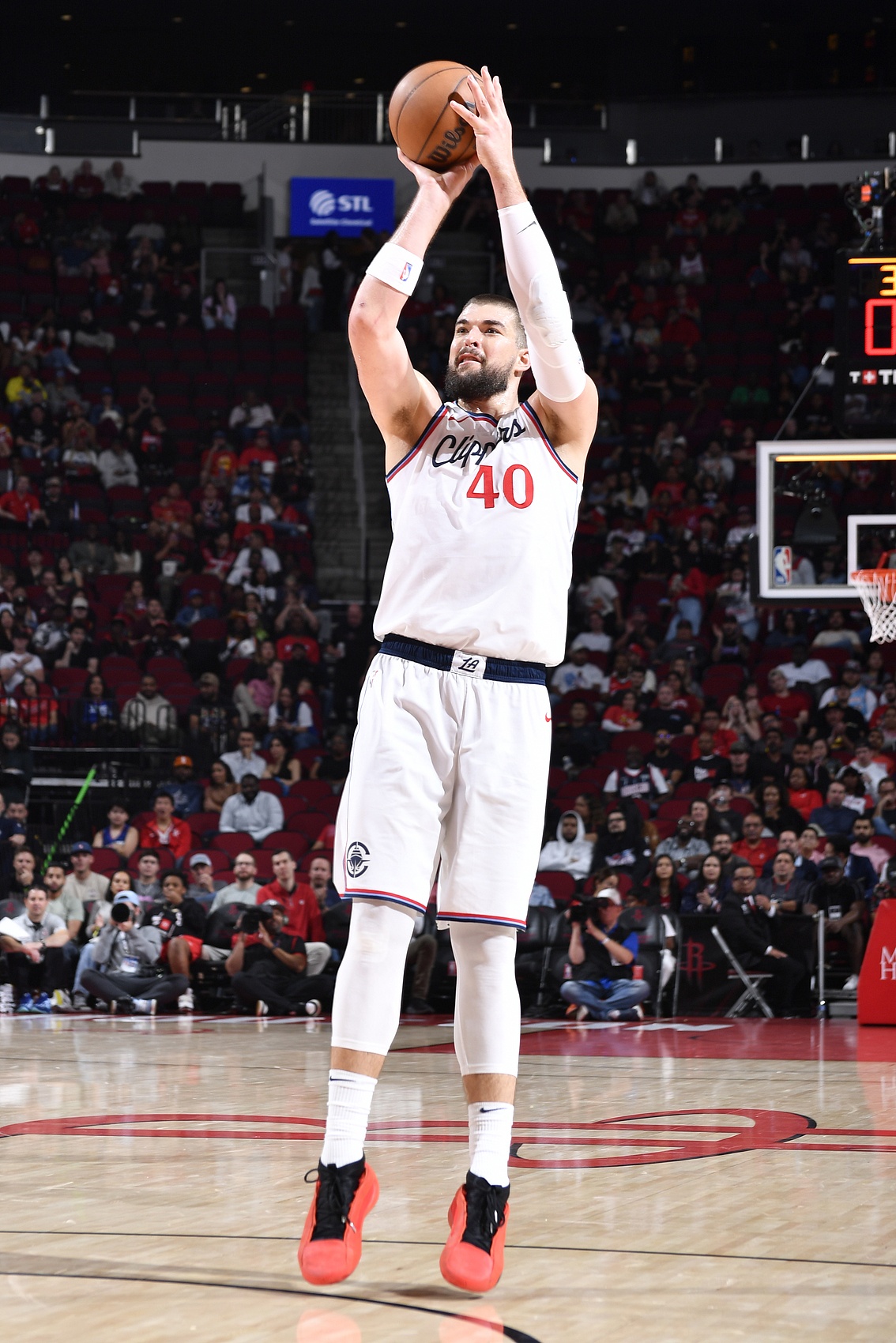 擎天白玉柱!祖巴茨18中8砍16分14板3助1帽 正負(fù)值+19冠絕全場(chǎng)