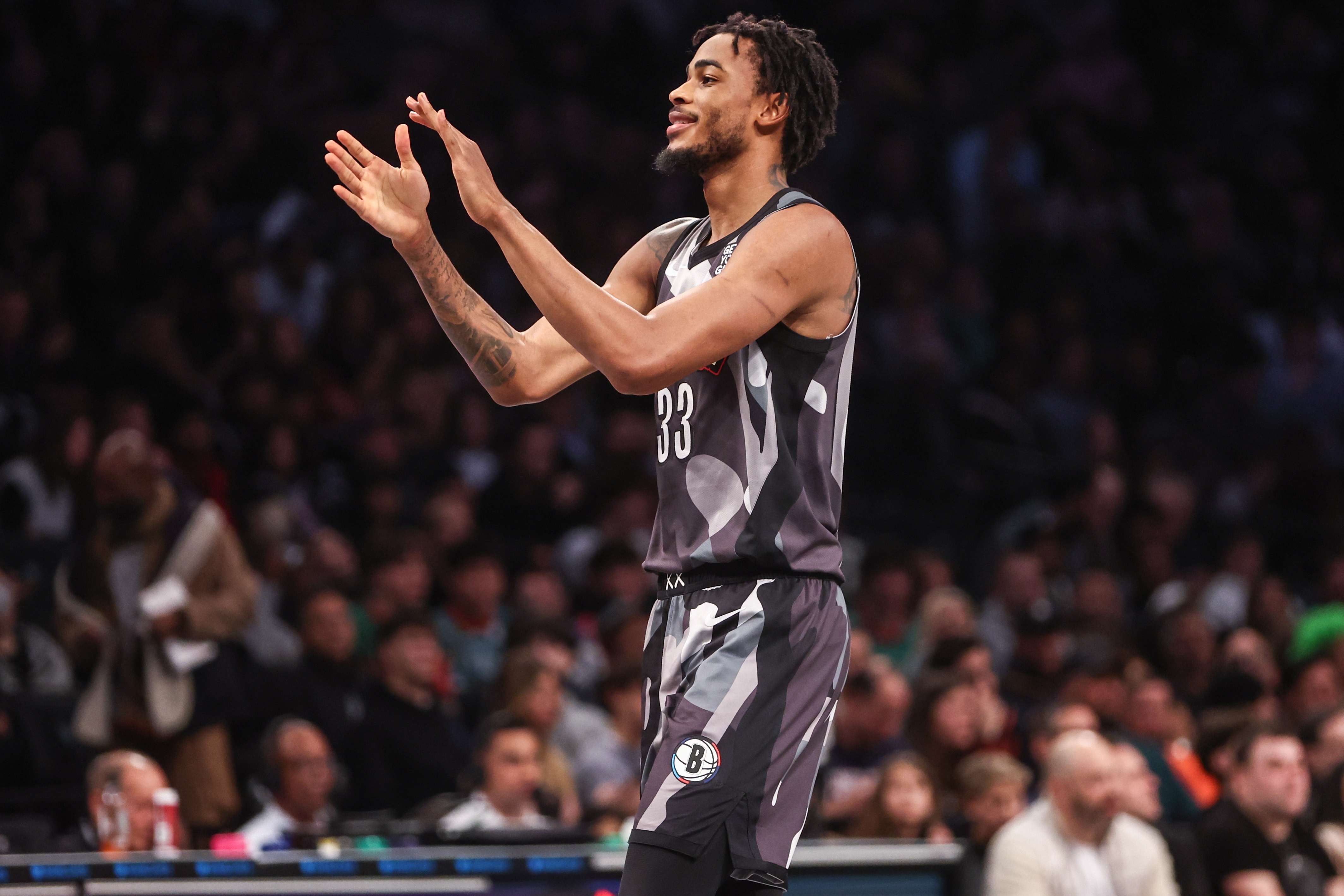 化身組織中鋒?克拉克斯頓半場送出6次助攻 另有2分6板2帽