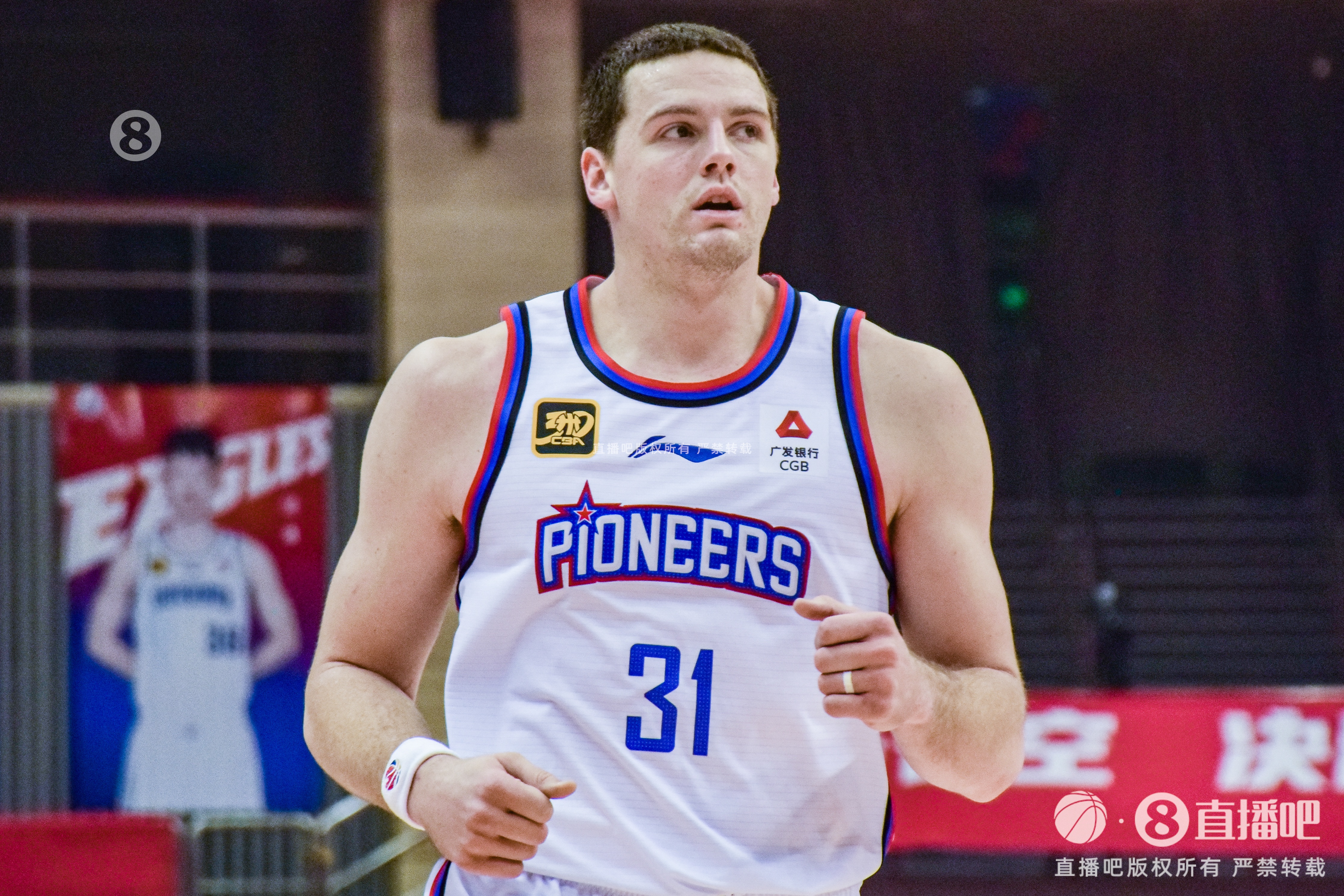 率先發力！大衛-詹姆斯首節11中6拿到15分 三分4中2