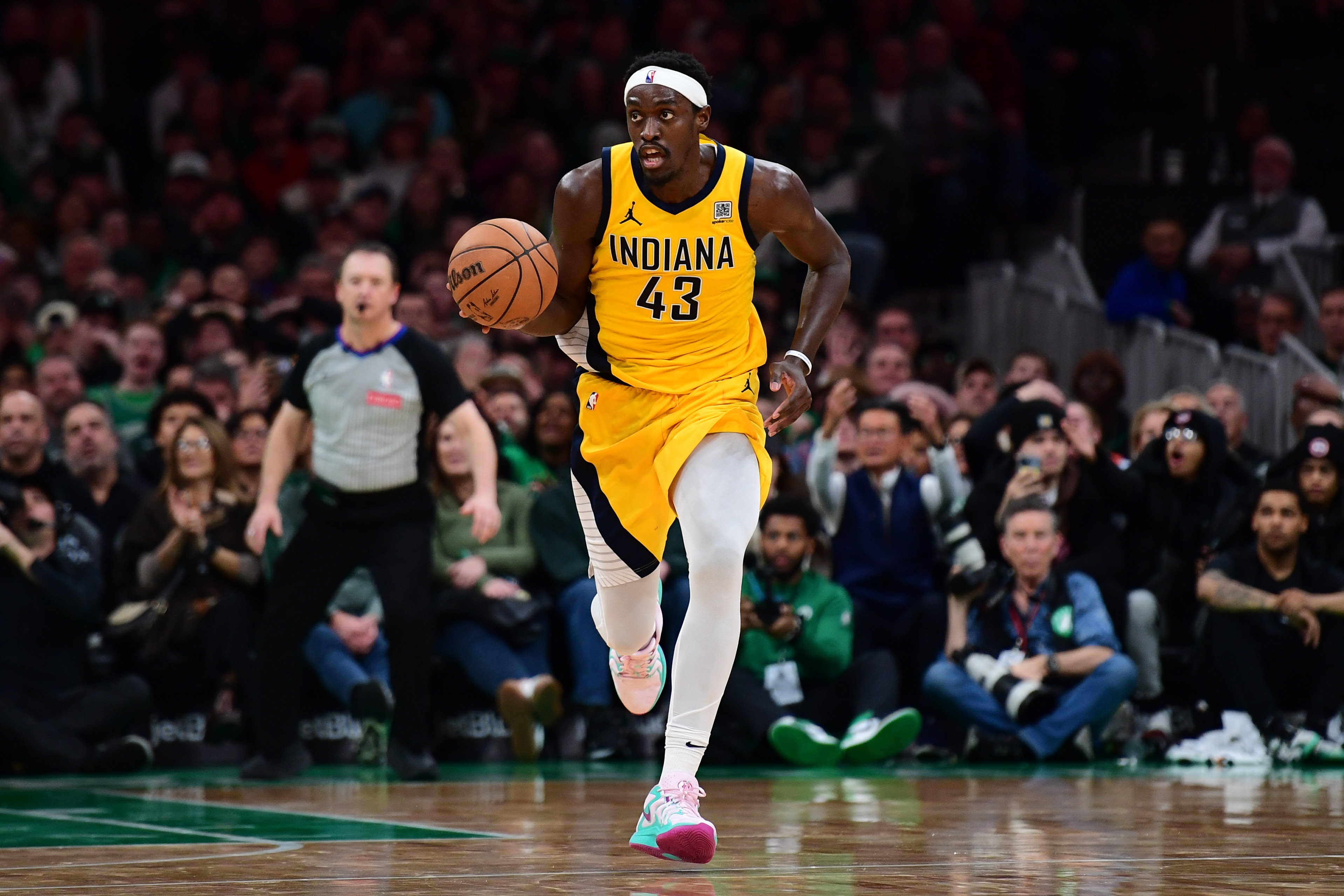 狀態(tài)火熱!西亞卡姆上半場12中9攻下19分4板 次節(jié)單節(jié)砍下17分