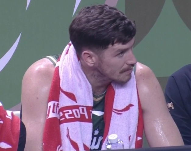 實至名歸!利夫賽前領取了1月份最佳外援的獎杯