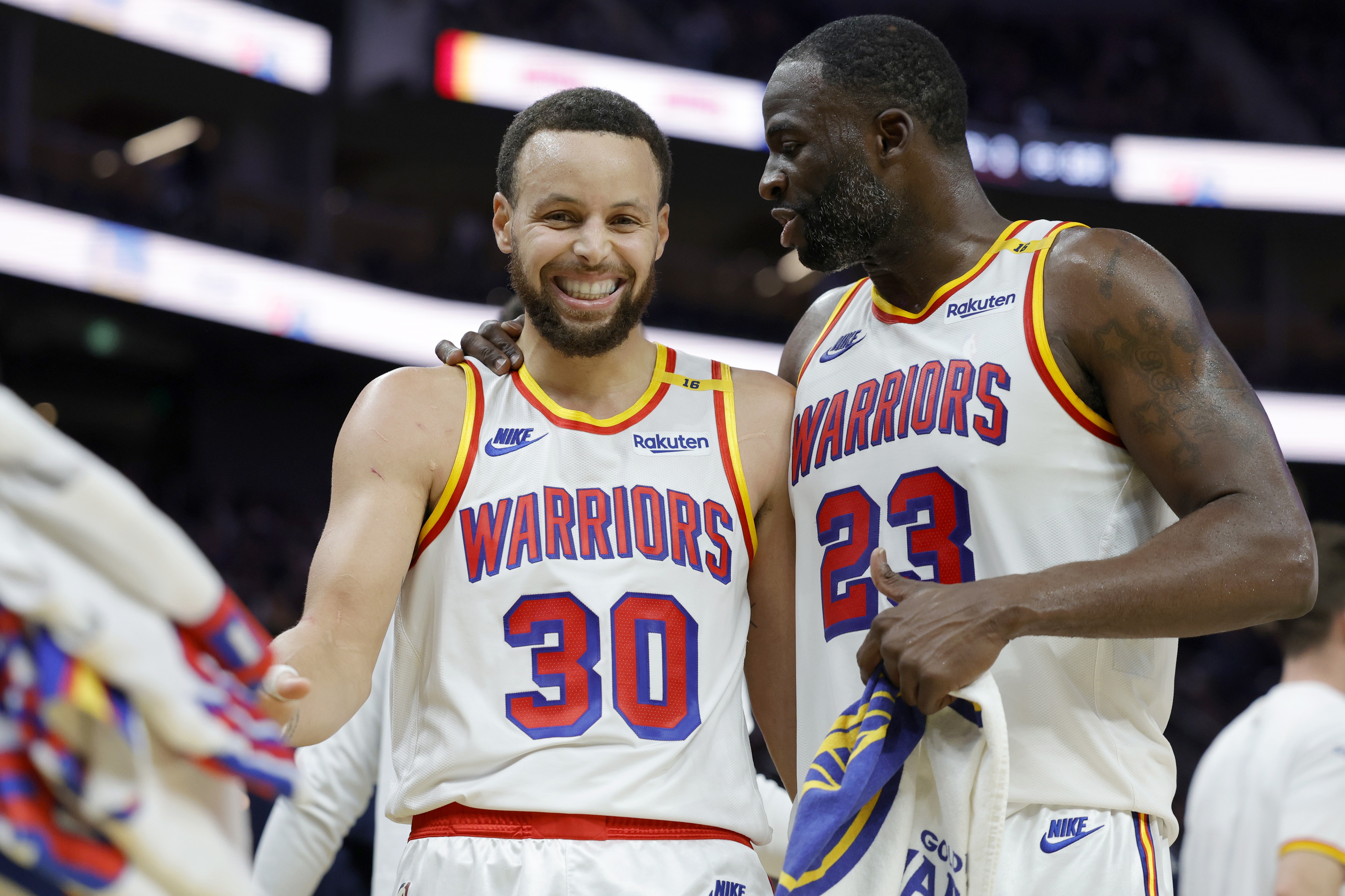 追夢(mèng):我跟庫(kù)里說(shuō)4000個(gè)三分太瘋狂了 我生涯得分都沒(méi)有1萬(wàn)2