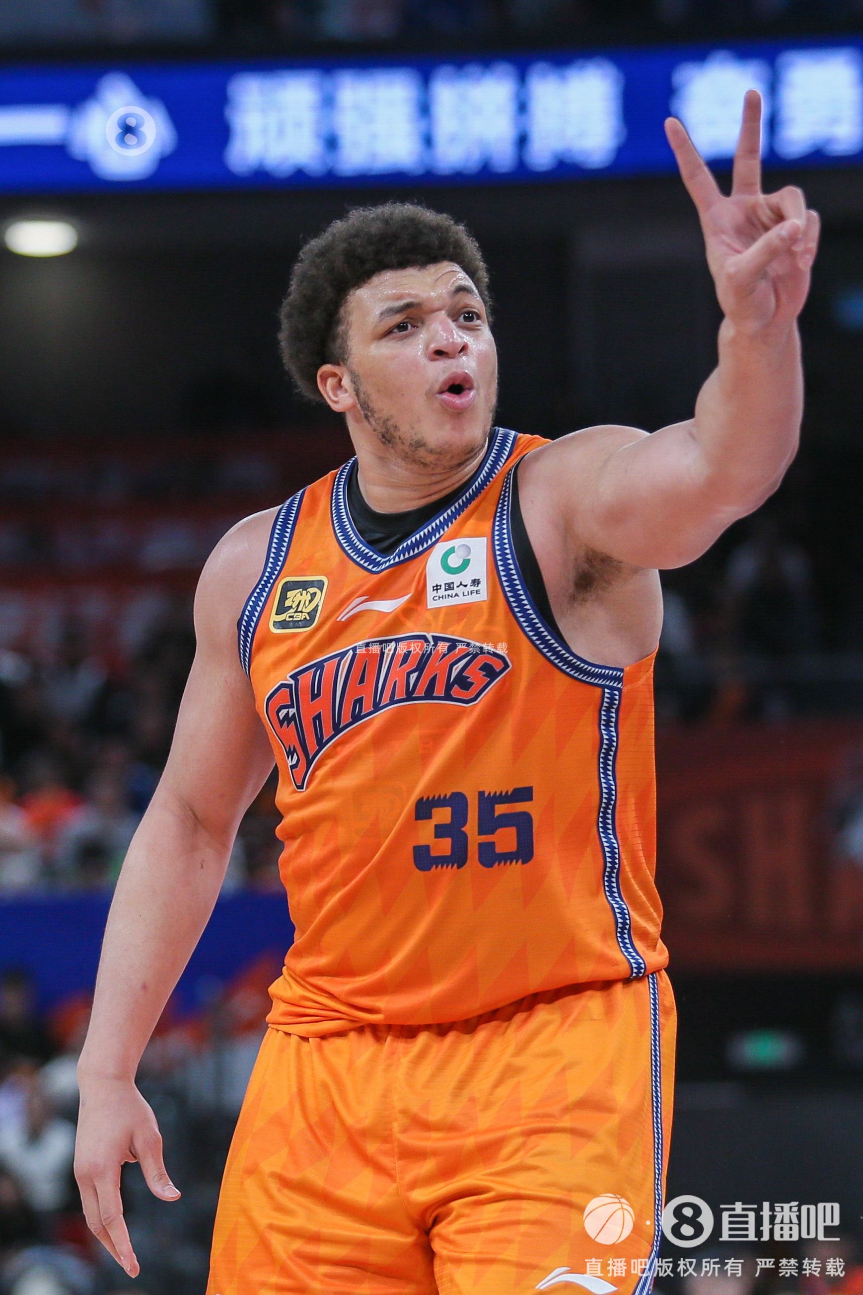 官方:洛夫頓對裁判使用不當手勢&發表不當言論合計停賽2場 罰5萬