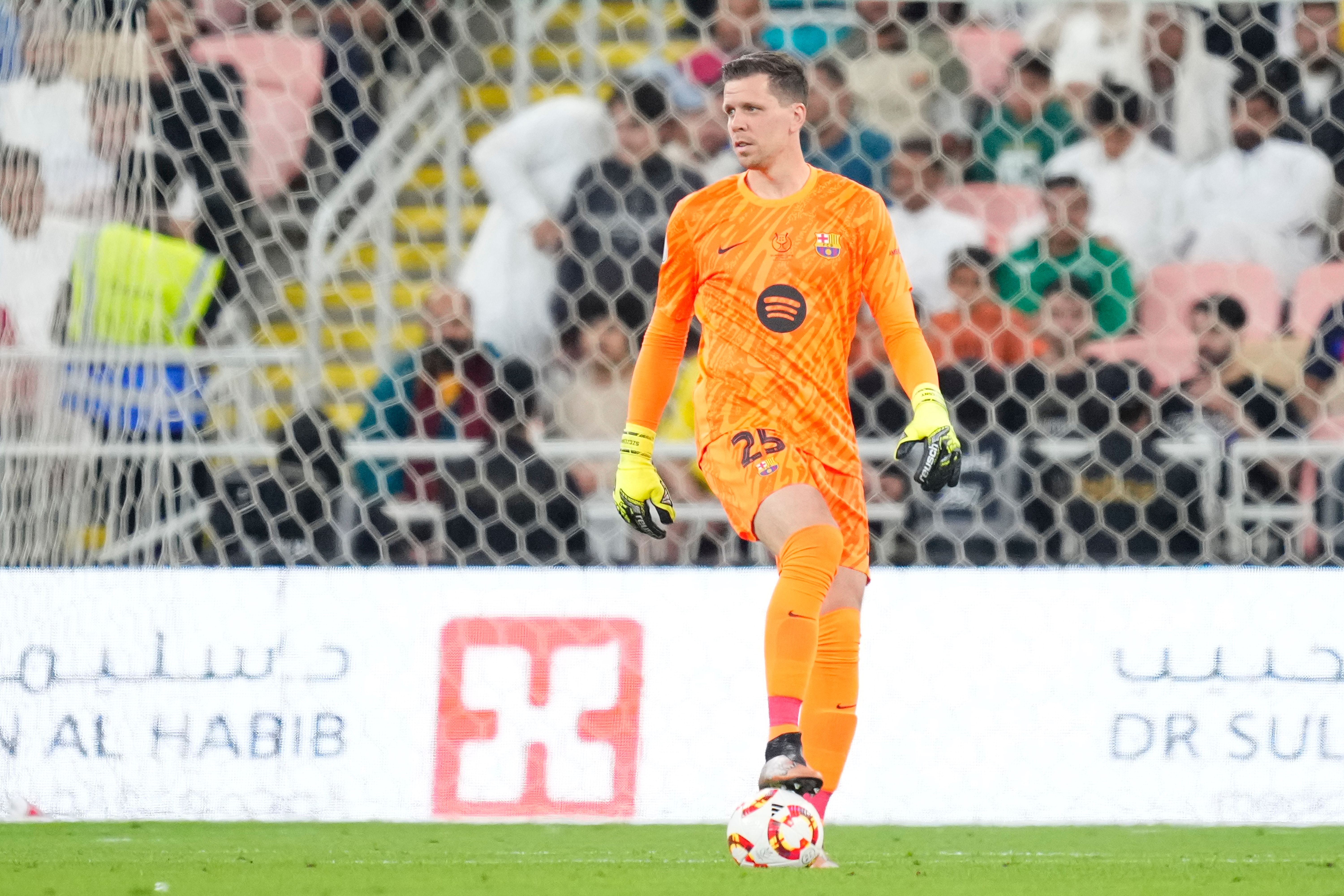 可以拍電影了!什琴斯尼去年8月宣布退役,復(fù)出加盟巴薩16場不敗