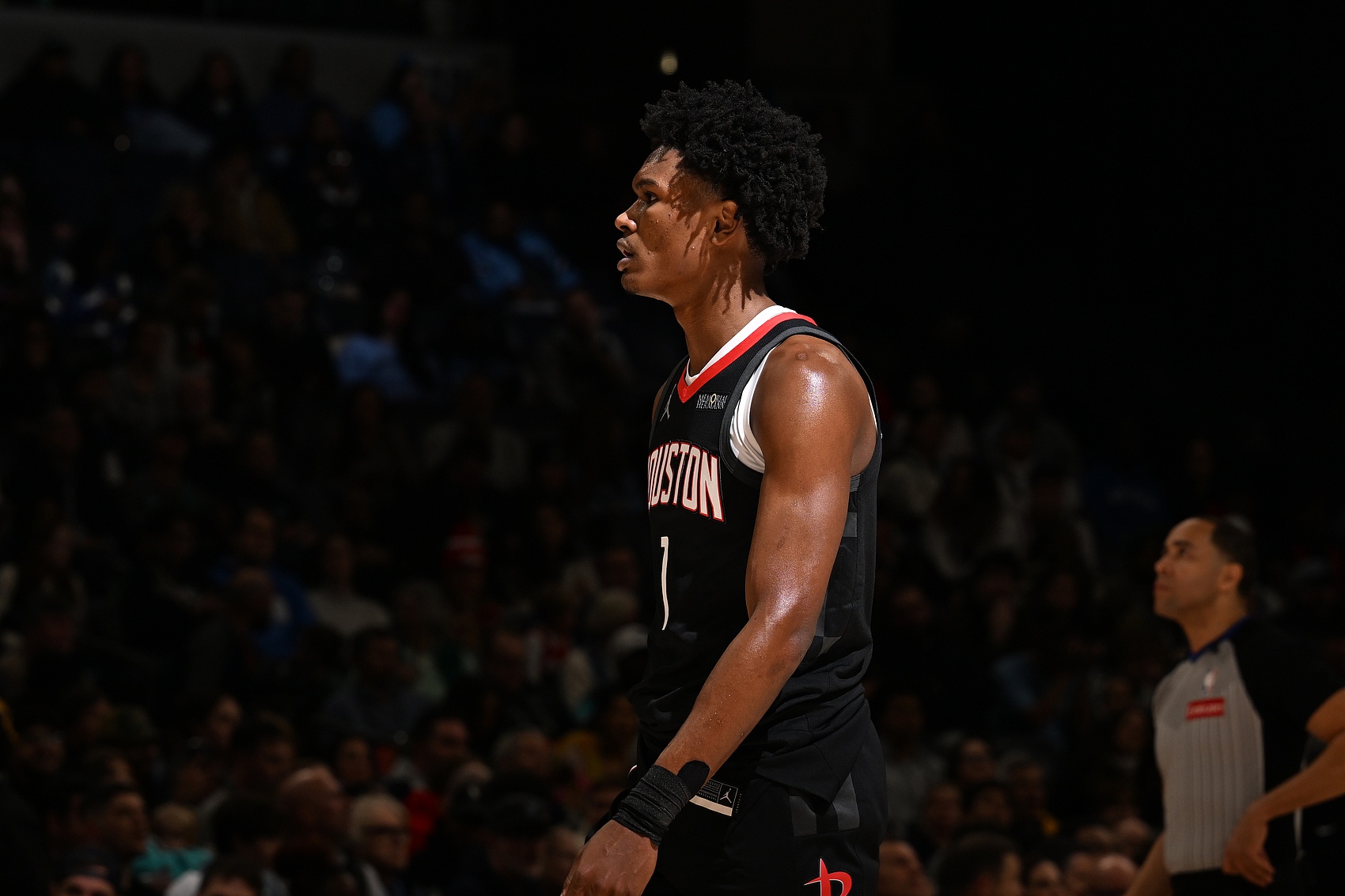 隊(duì)記:阿門穿著保護(hù)靴拄拐離開球館 他明日接受核磁共振檢查