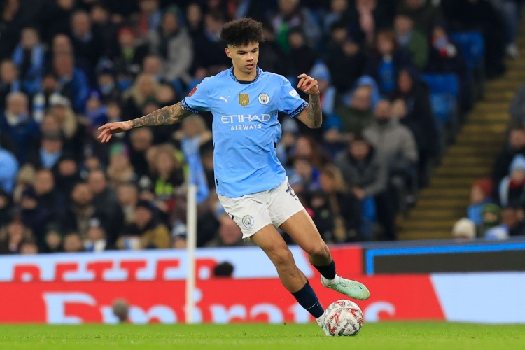 奧賴?yán)汗蠋涀屛覜_擊對(duì)手身后,當(dāng)邊鋒拉邊時(shí)向中路靠攏