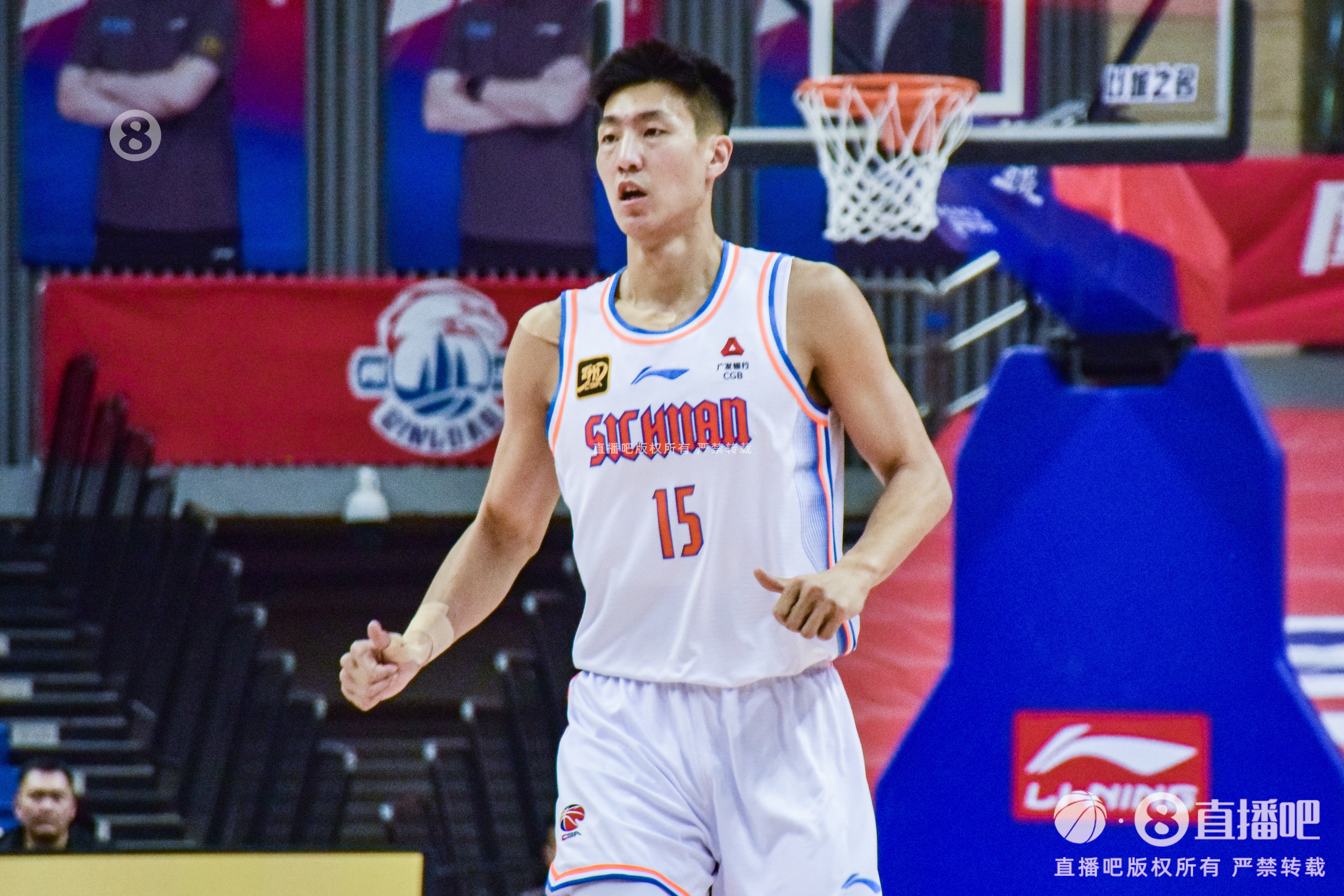 四川男籃官方:李瑋顥遭遇右手第五掌骨骨折 預計傷停12周