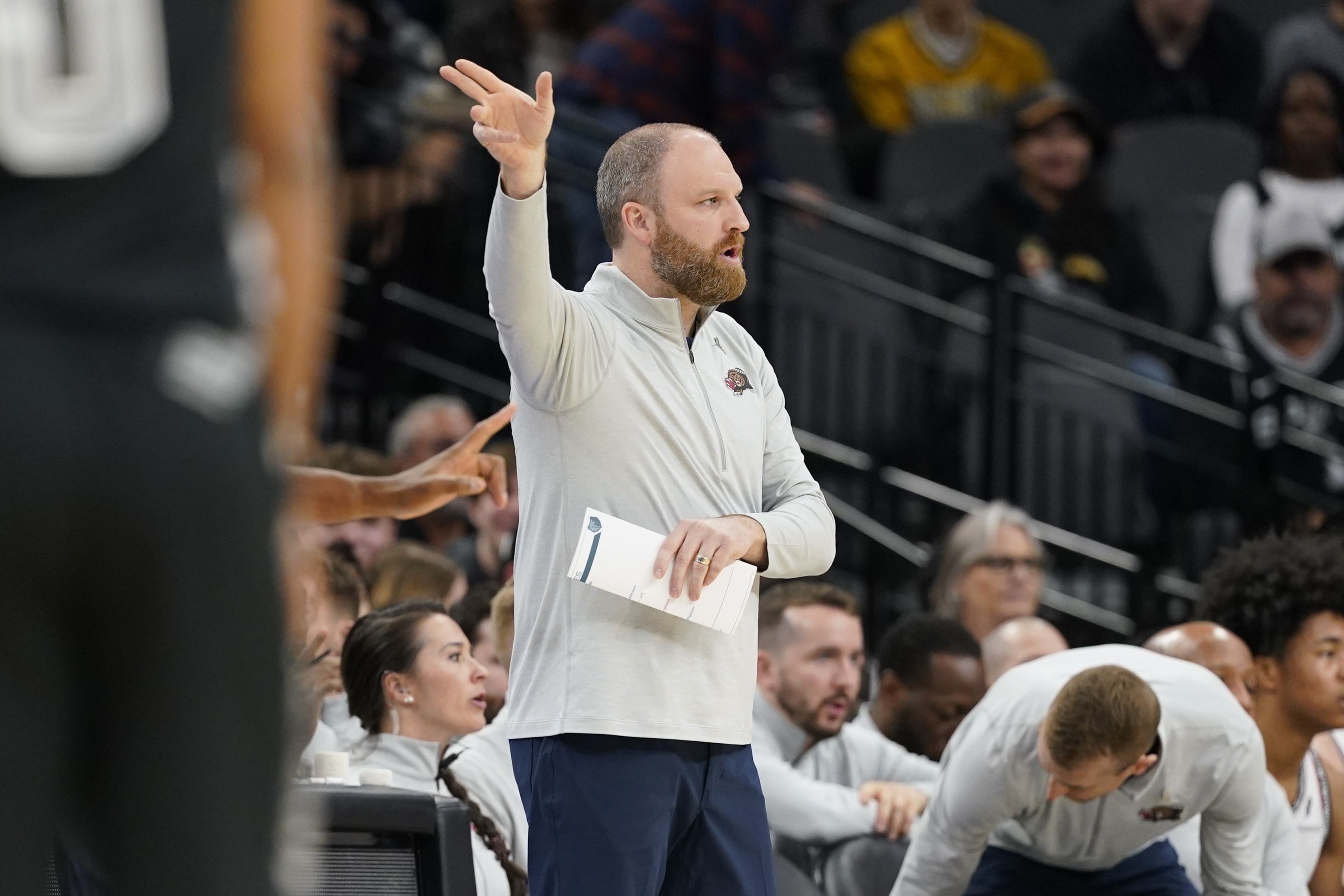 灰熊記者:詹金斯和球隊總經理克萊曼互相指責 沒人對事情負責