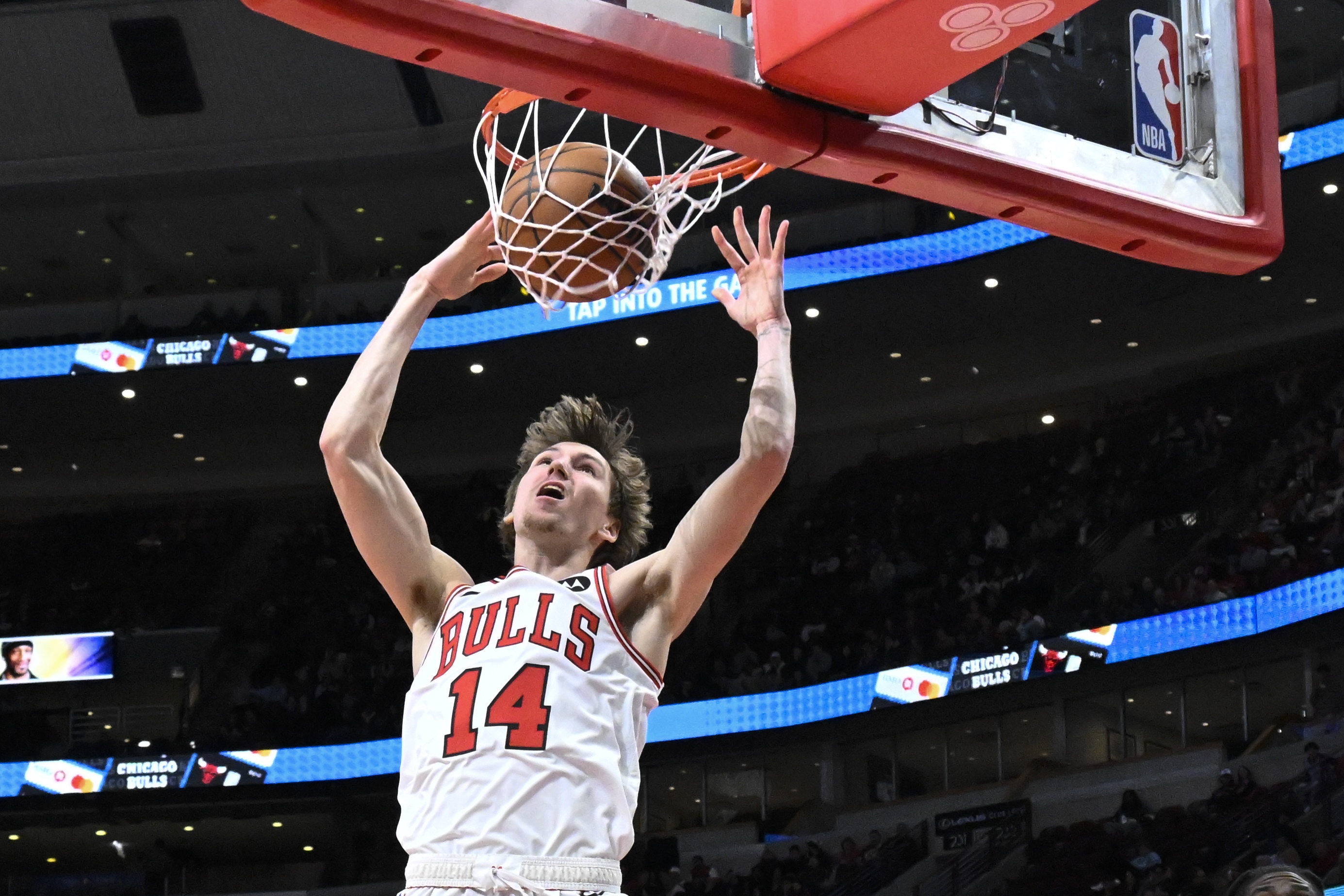 不怵大場面!新秀布澤利斯半場9中5拿10分 上演背運突破單臂暴扣