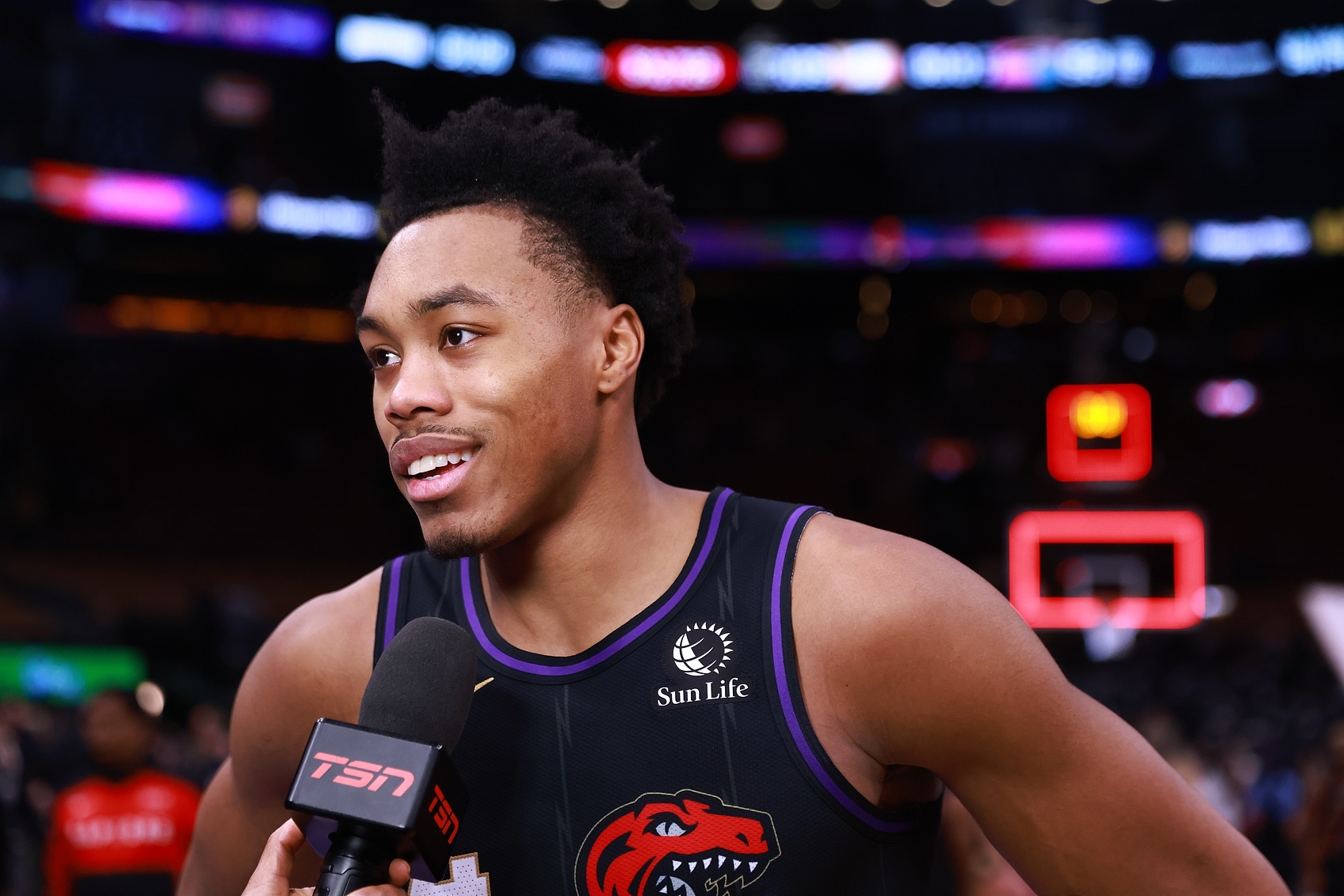 多點(diǎn)開花!猛龍打出團(tuán)隊(duì)進(jìn)攻 全隊(duì)共6人得分上雙