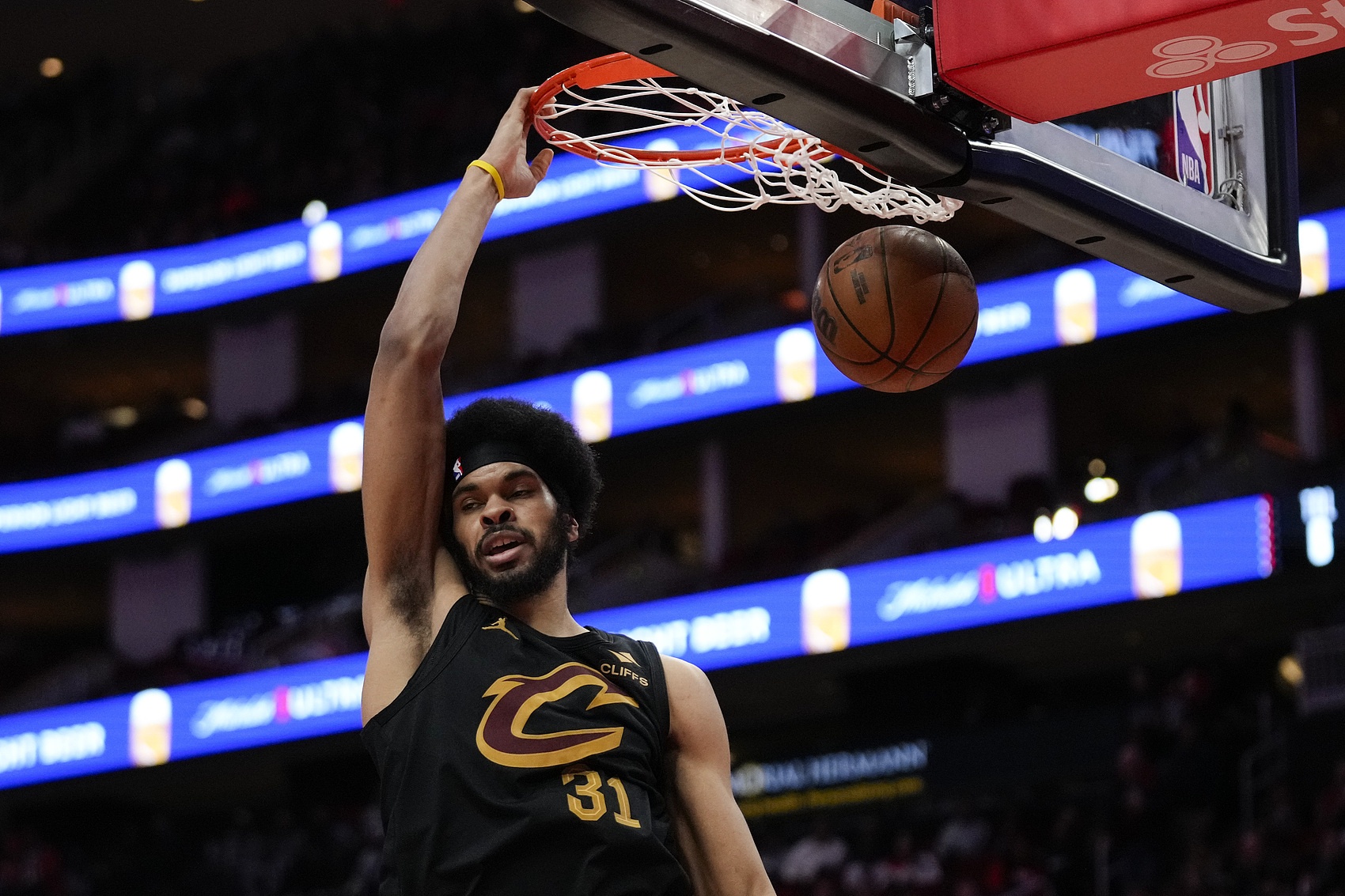 內線神塔!賈勒特-阿倫12投7中砍下23分13板3帽