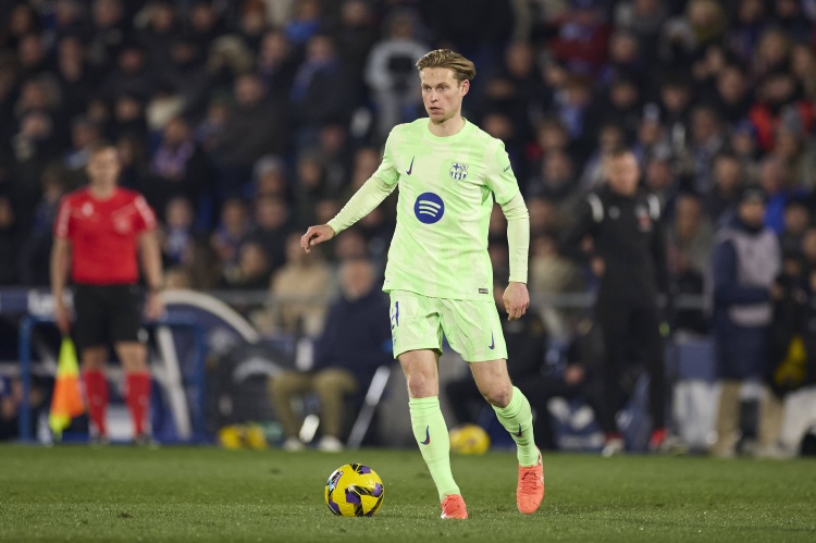 世體:德容有著堅定的留隊意愿,他對和巴薩續約感到樂觀