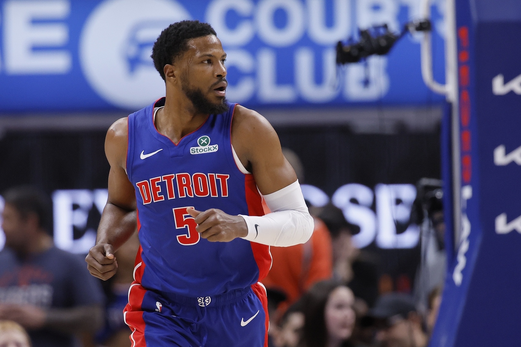 盯防庫里效果不錯!比斯利14中6拿到17分 另有4次搶斷