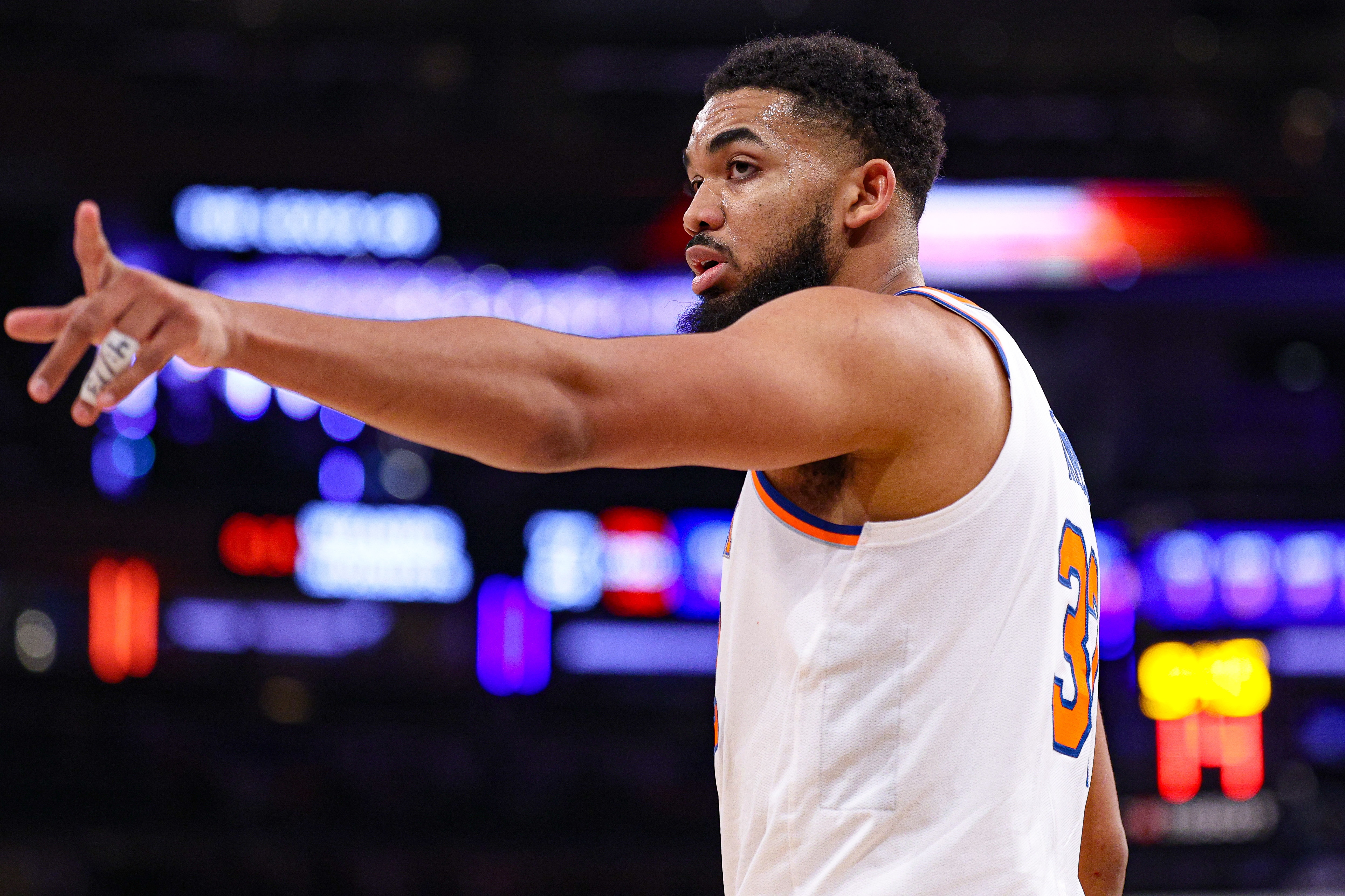 今天我當(dāng)家!唐斯上半場(chǎng)10中4&三分3中2拿到14分7籃板