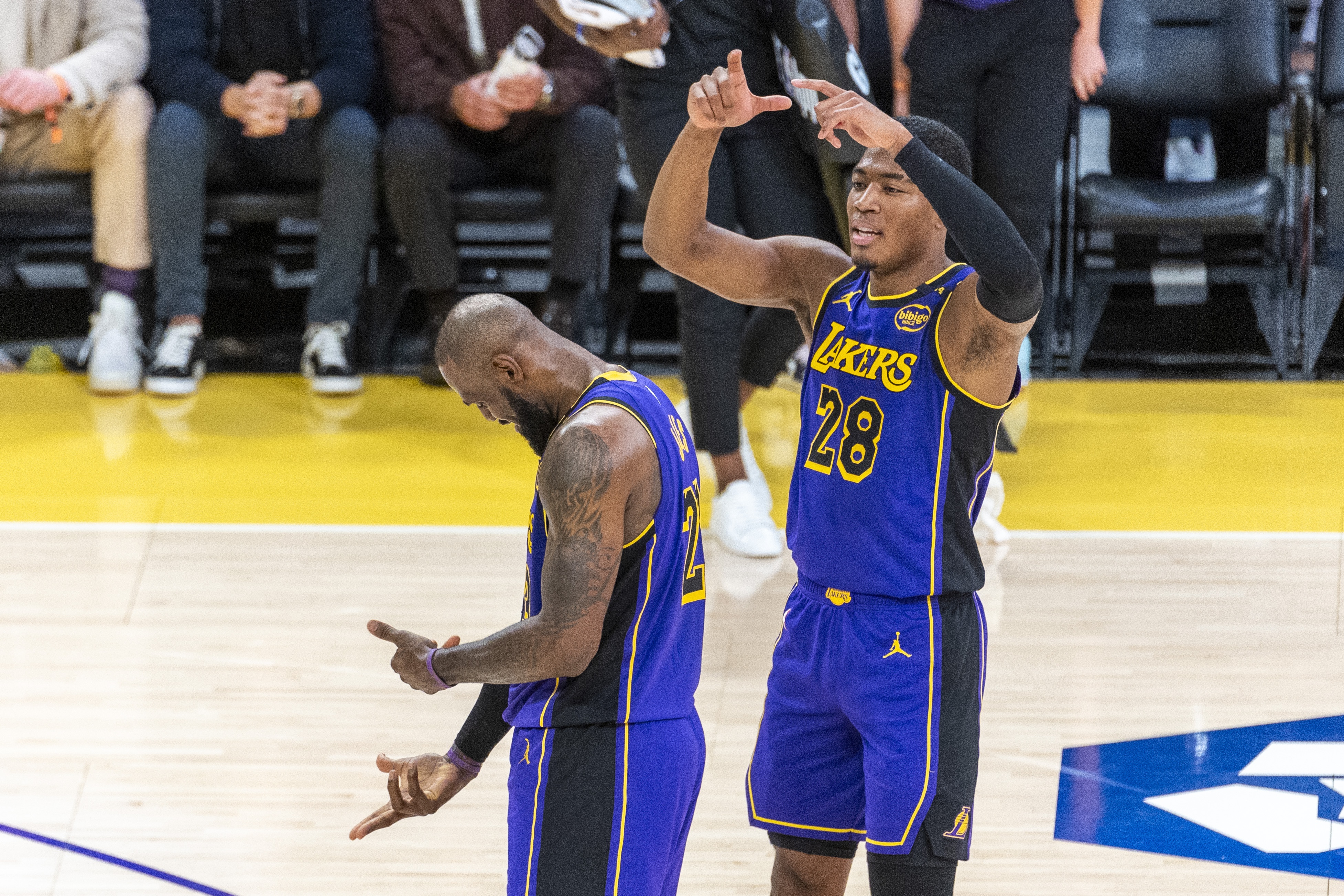 雷迪克:海斯八村同詹姆斯一起回洛杉磯了 他們三人都是每日觀察