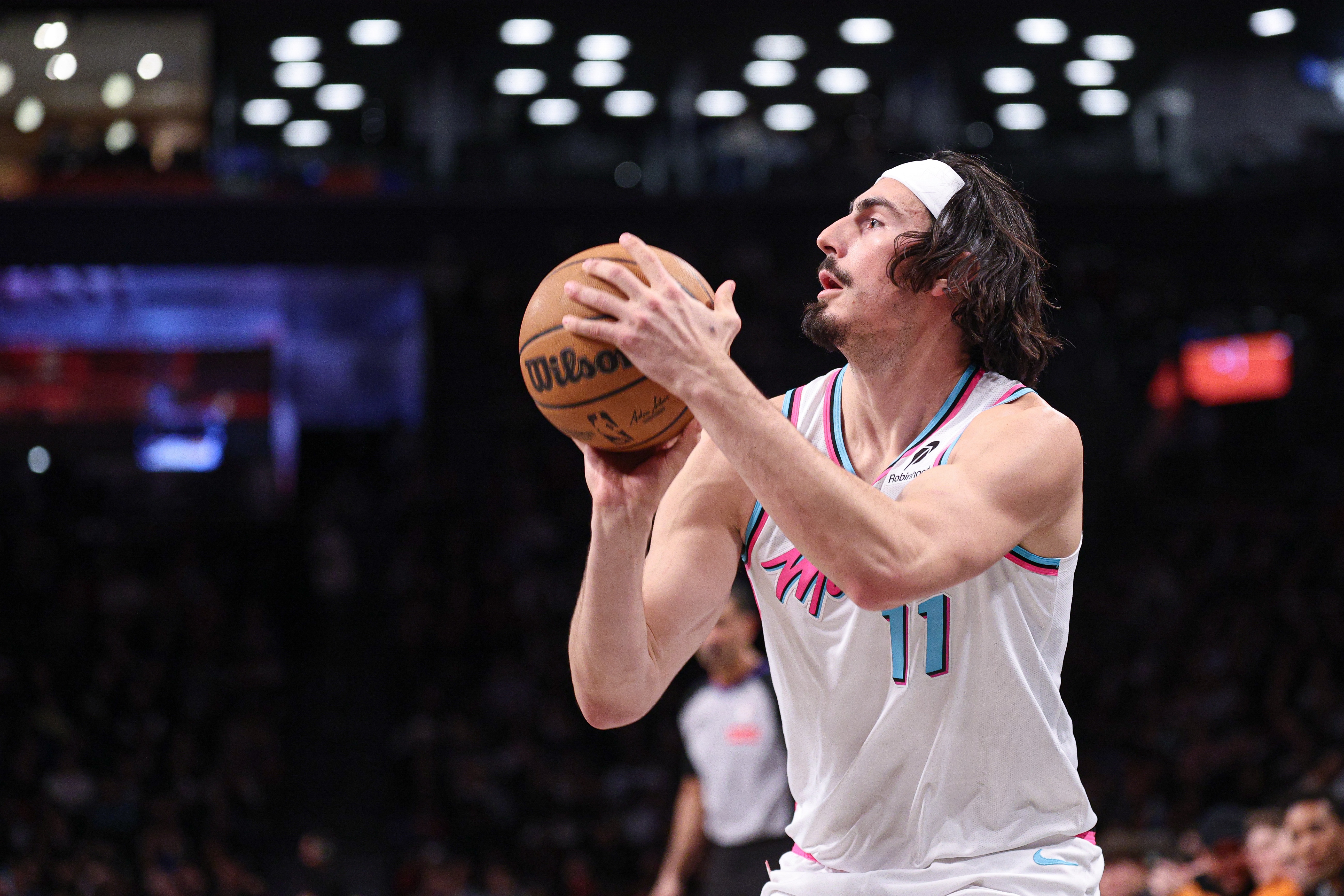 表現(xiàn)低迷!哈克斯10中3僅拿到7分4板2助2斷 4失誤