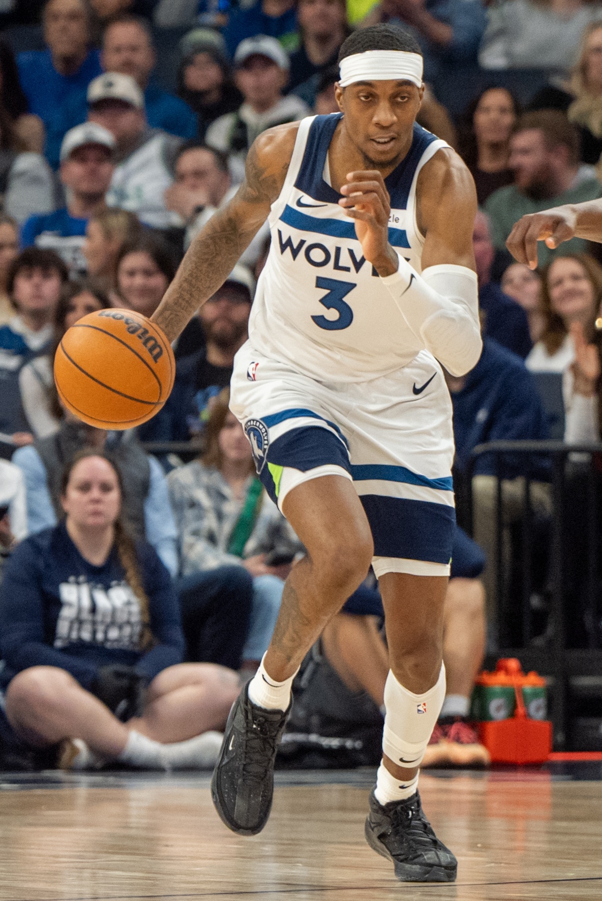 越來越好!麥克丹尼爾斯全場12投7中得到16分4板7助2斷