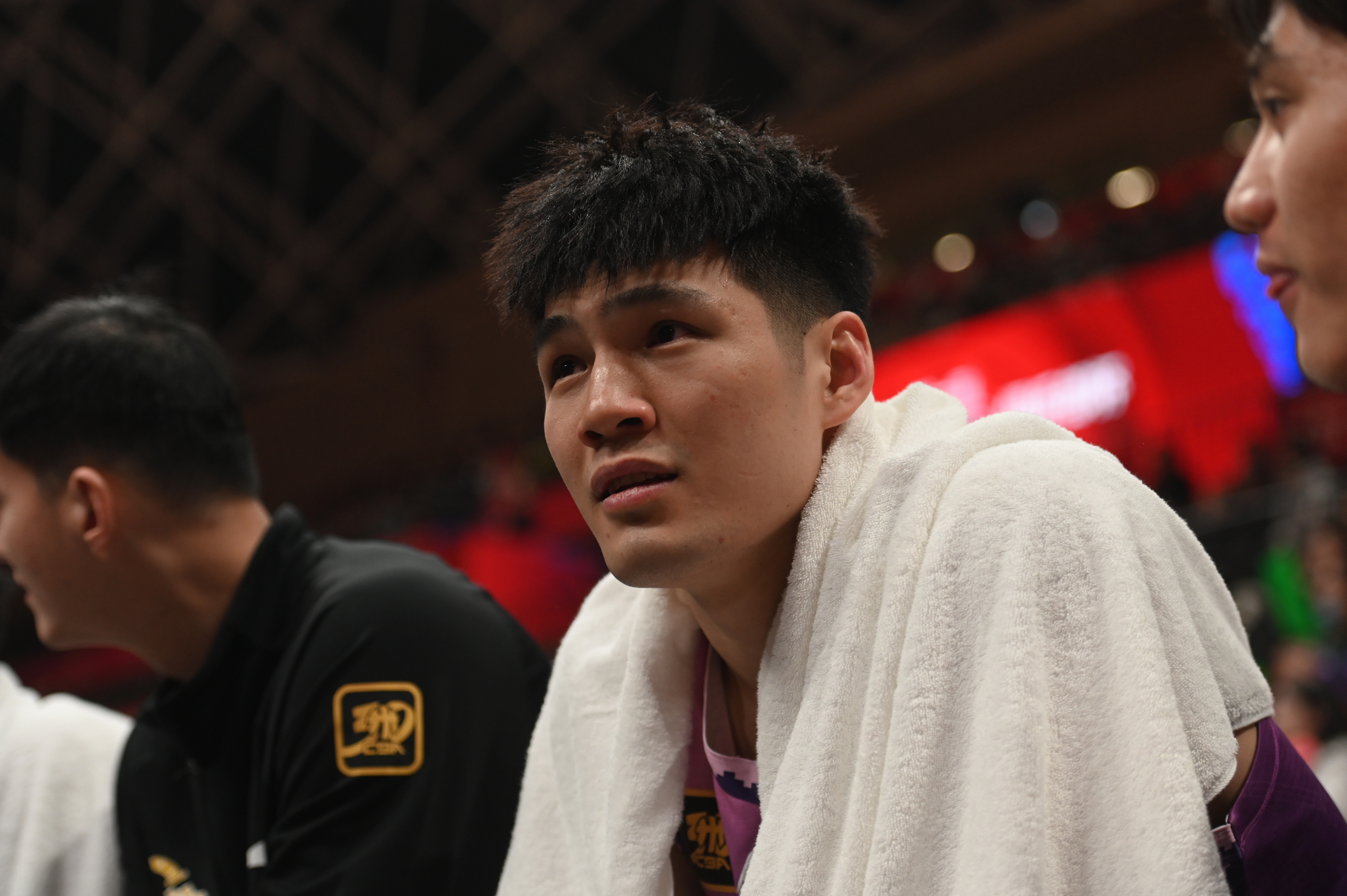 時(shí)間差很多!半場(chǎng)陳國(guó)豪8分鐘拿8分 鄒陽(yáng)打滿24分鐘得9分3板