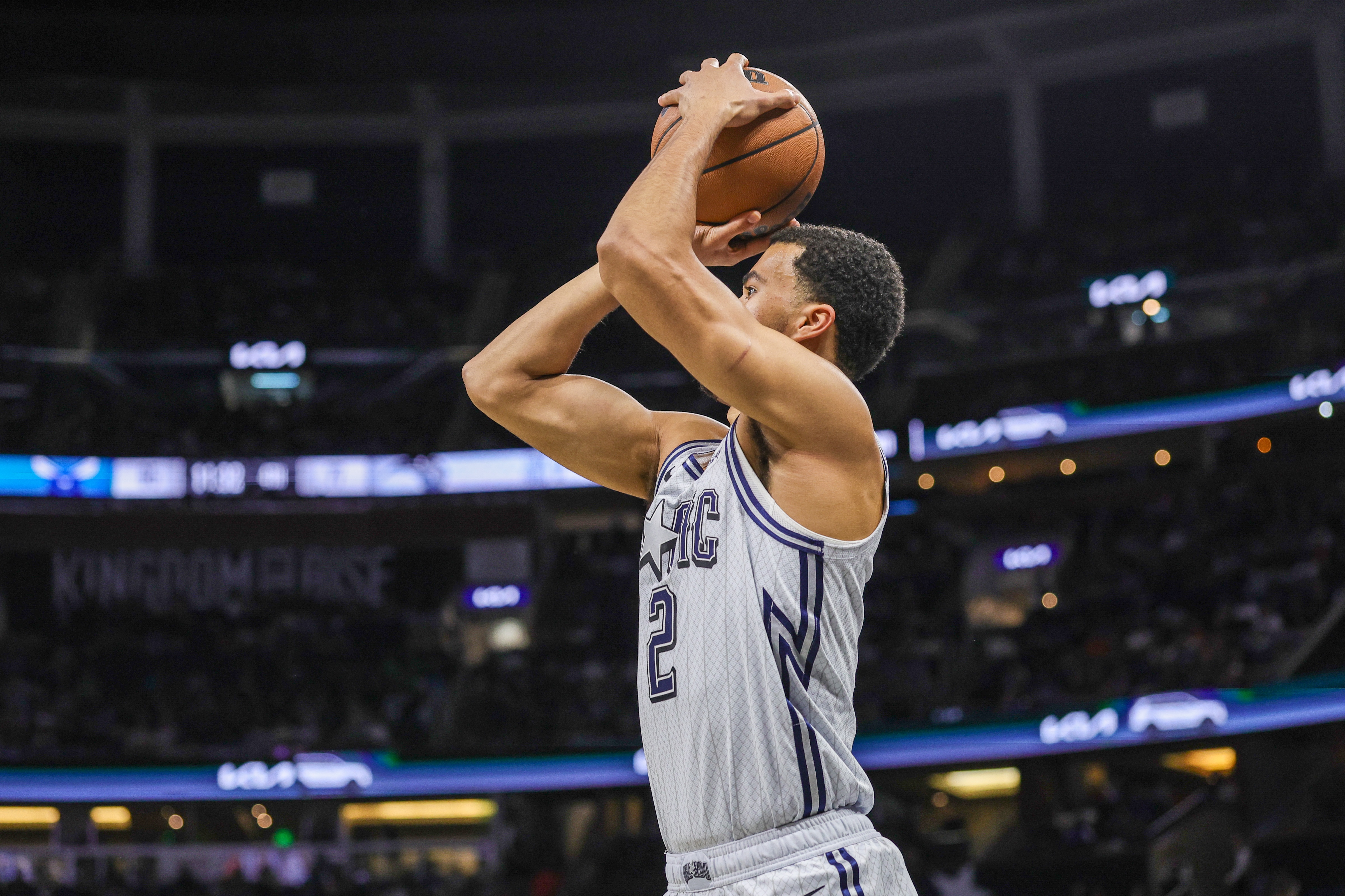 休斯坦三分8中6！魔術(shù)主帥：他充滿決心 始終專注如一