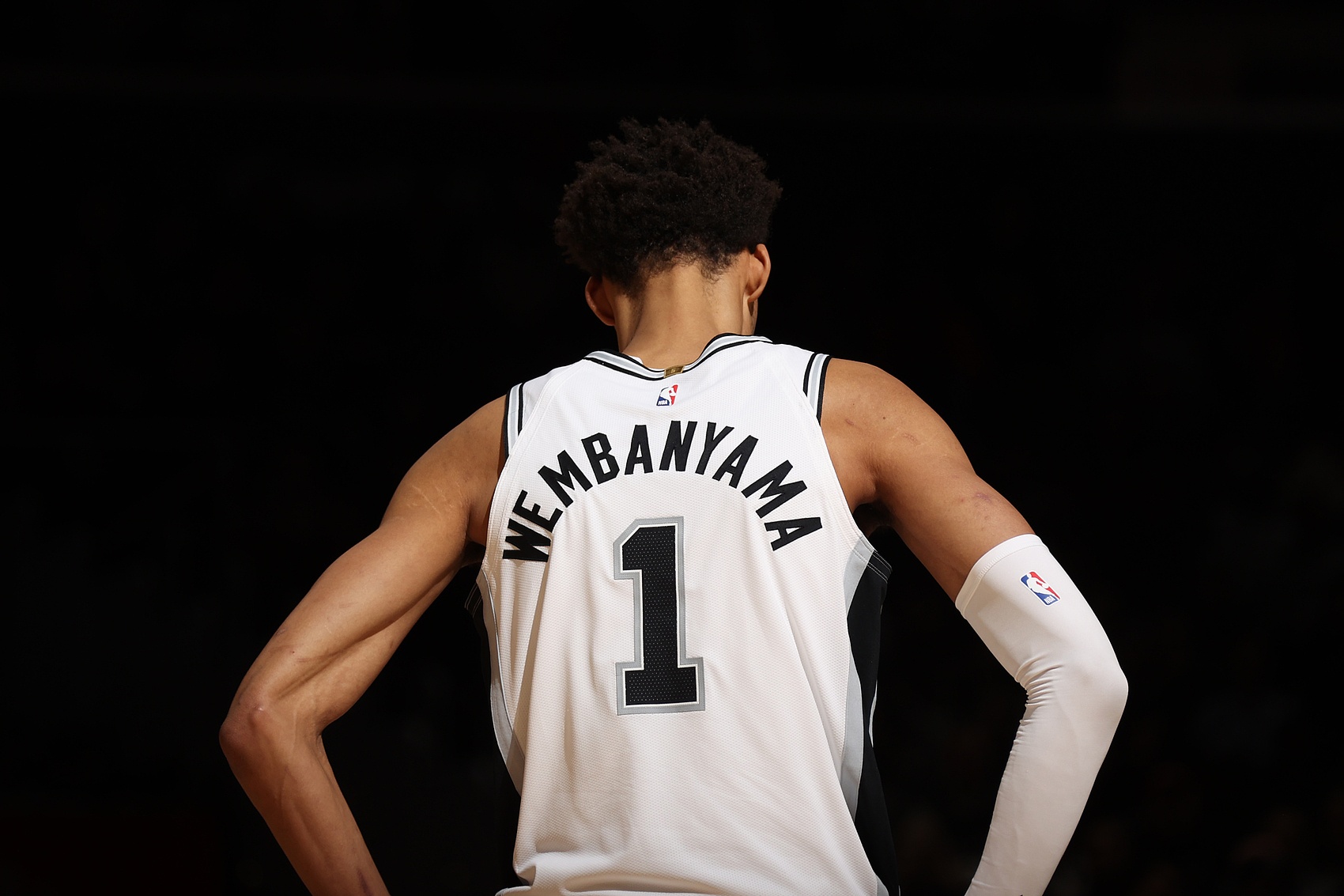 法國男籃主帥稱文班做了手術(shù)&可出戰(zhàn)歐錦賽 馬刺主帥表示不知道