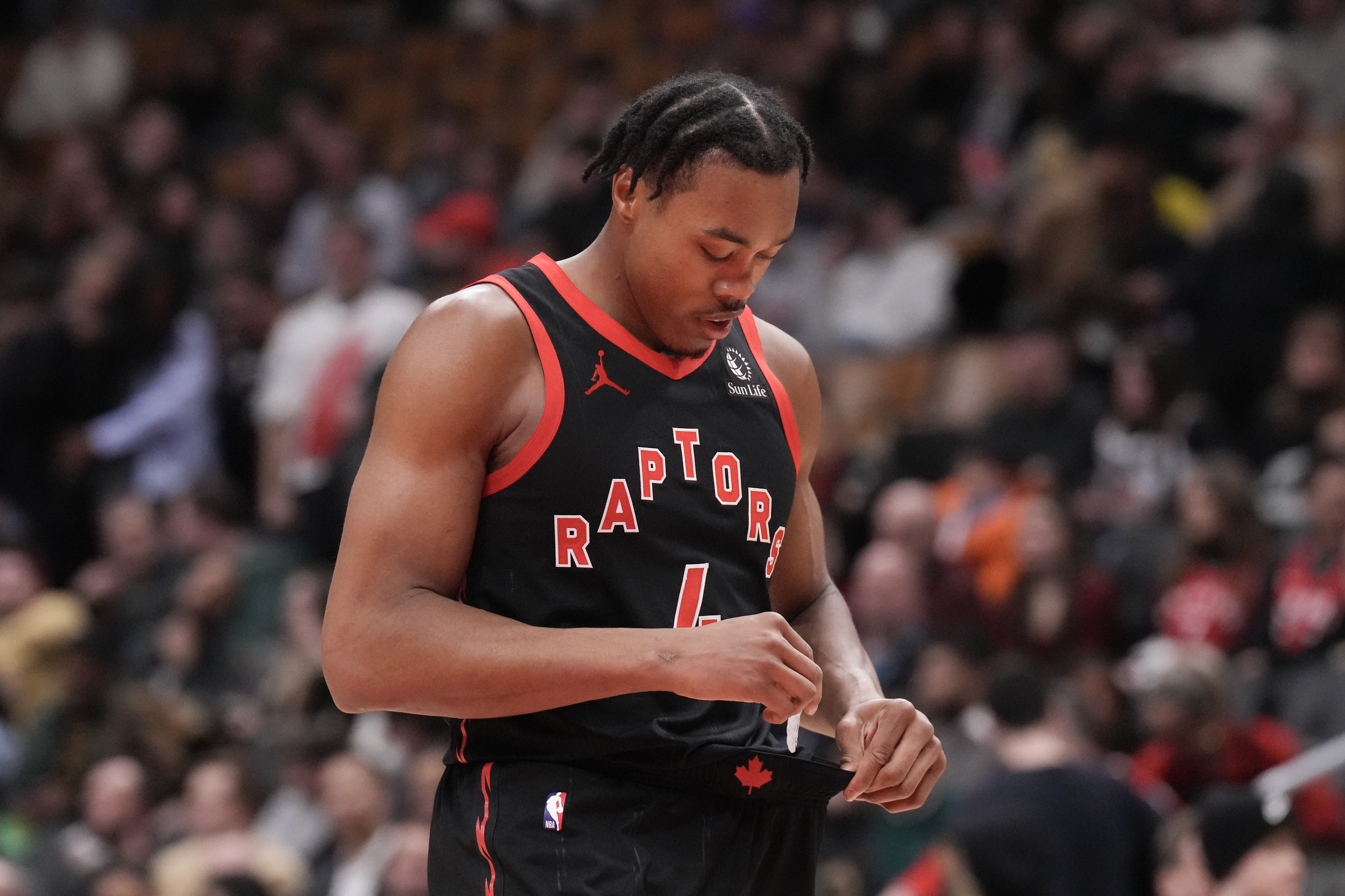 太鐵了！巴恩斯16中4拿到18分&球隊(duì)最后一攻被放在替補(bǔ)席