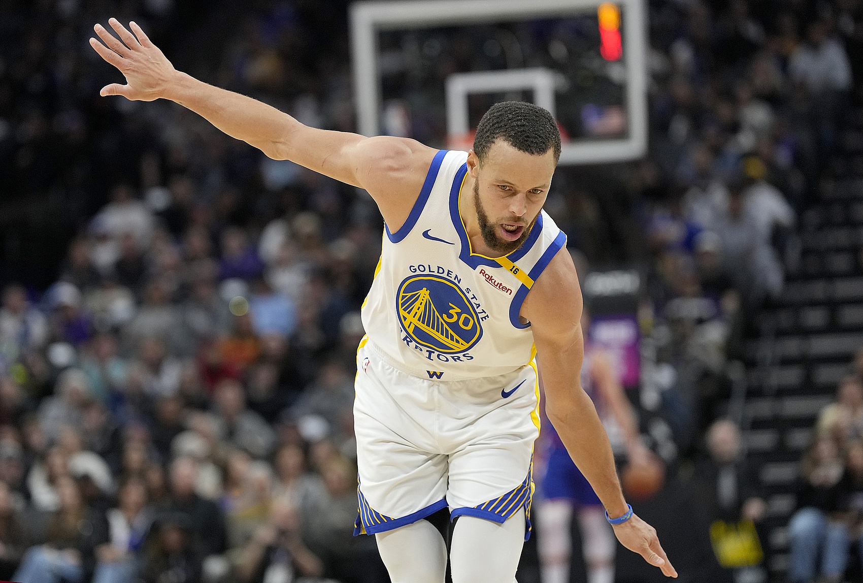 科爾:庫里的心態永遠不會變 殺手本能已經刻在了他的DNA里