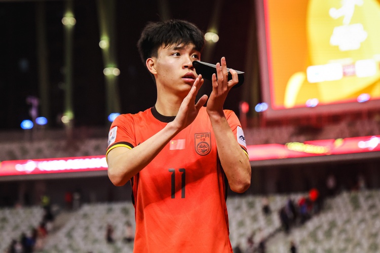 津媒:幾名年輕球員在國足通過“初考” 王鈺棟分組對抗取得進球