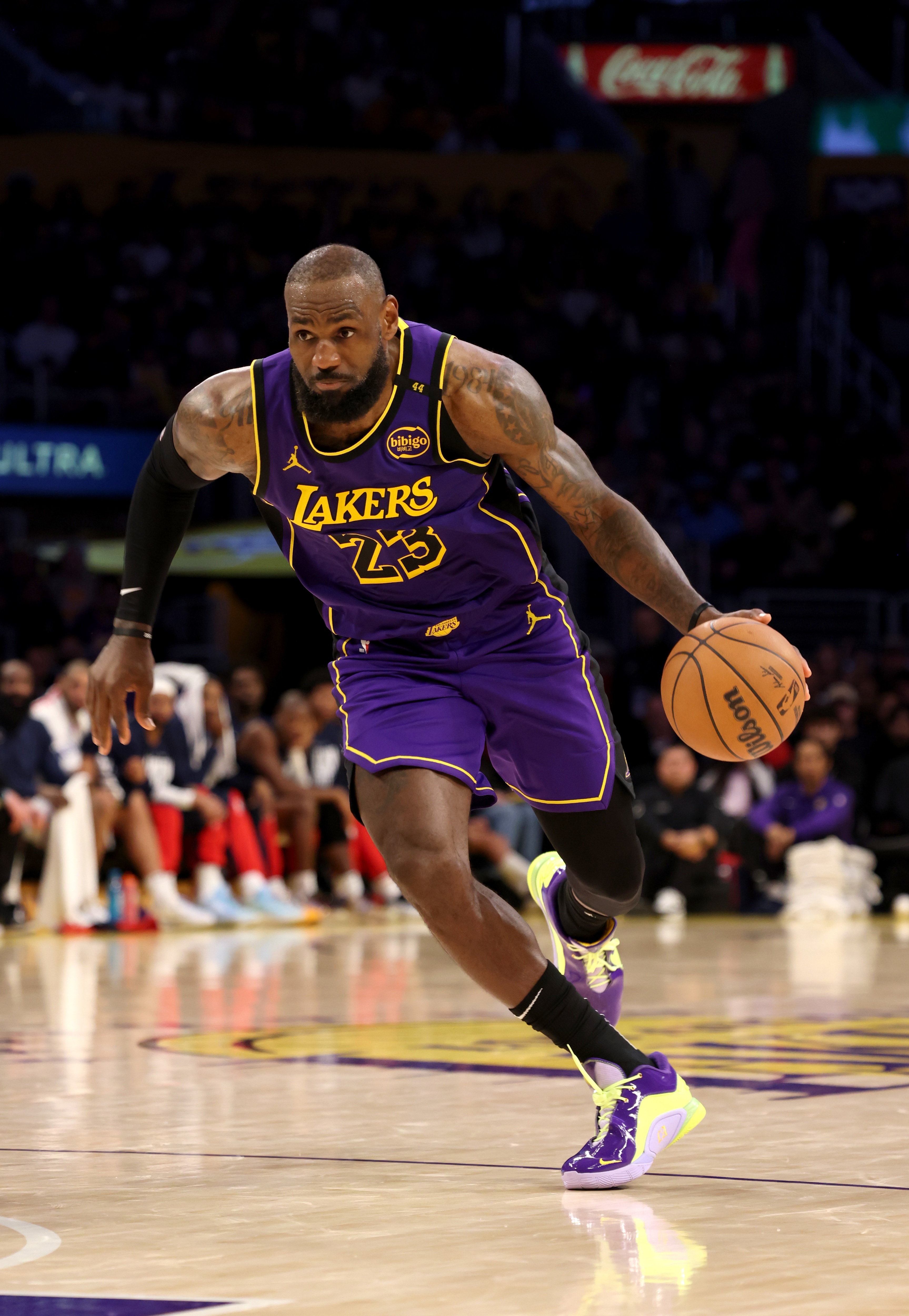 老頭依然穩(wěn)!詹姆斯首節(jié)出戰(zhàn)10分鐘 6中3貢獻(xiàn)6分3板5助