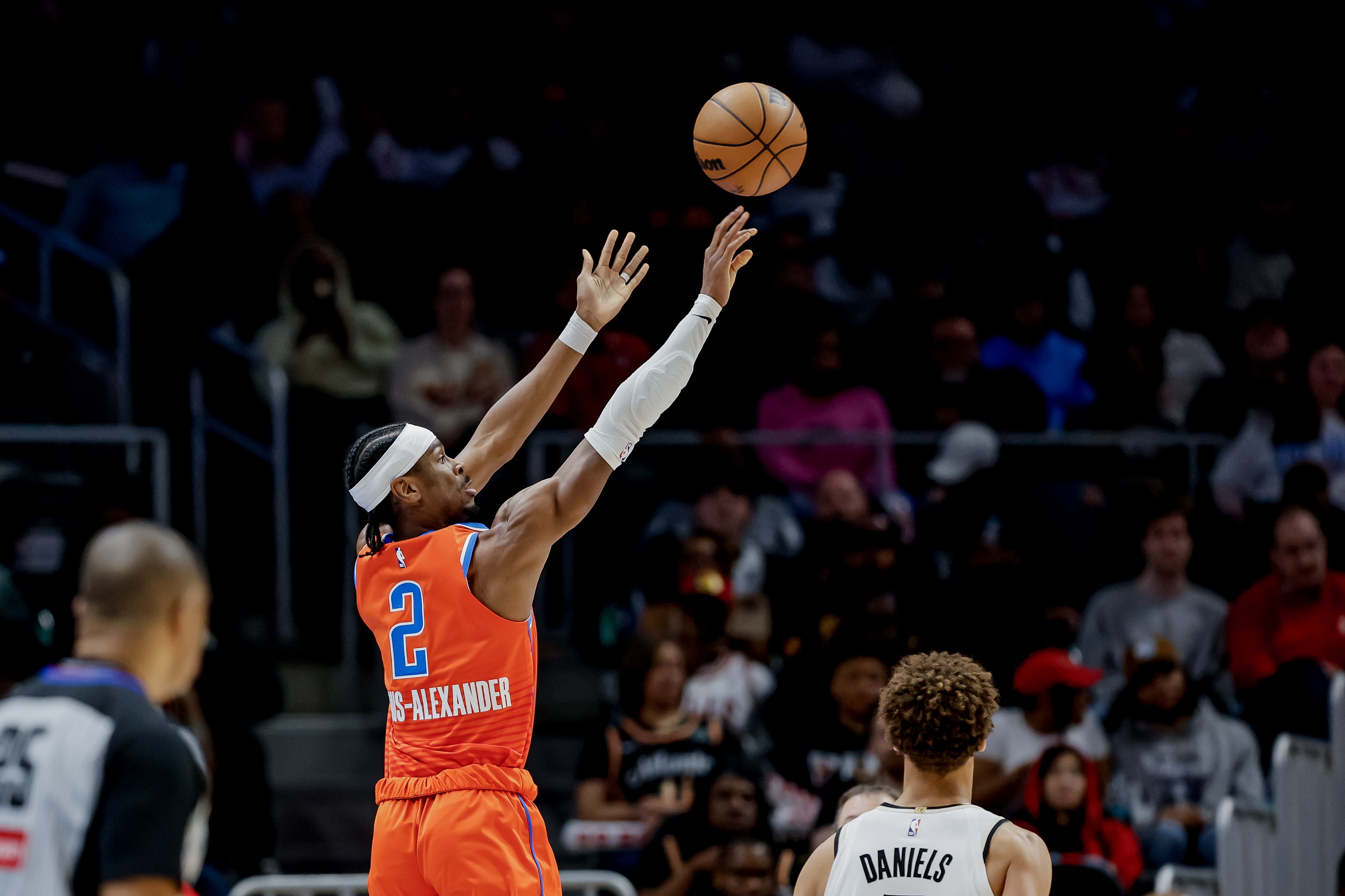 馬龍:亞歷山大比看起來強壯得多 他有時候進攻推人&但裁判不會吹