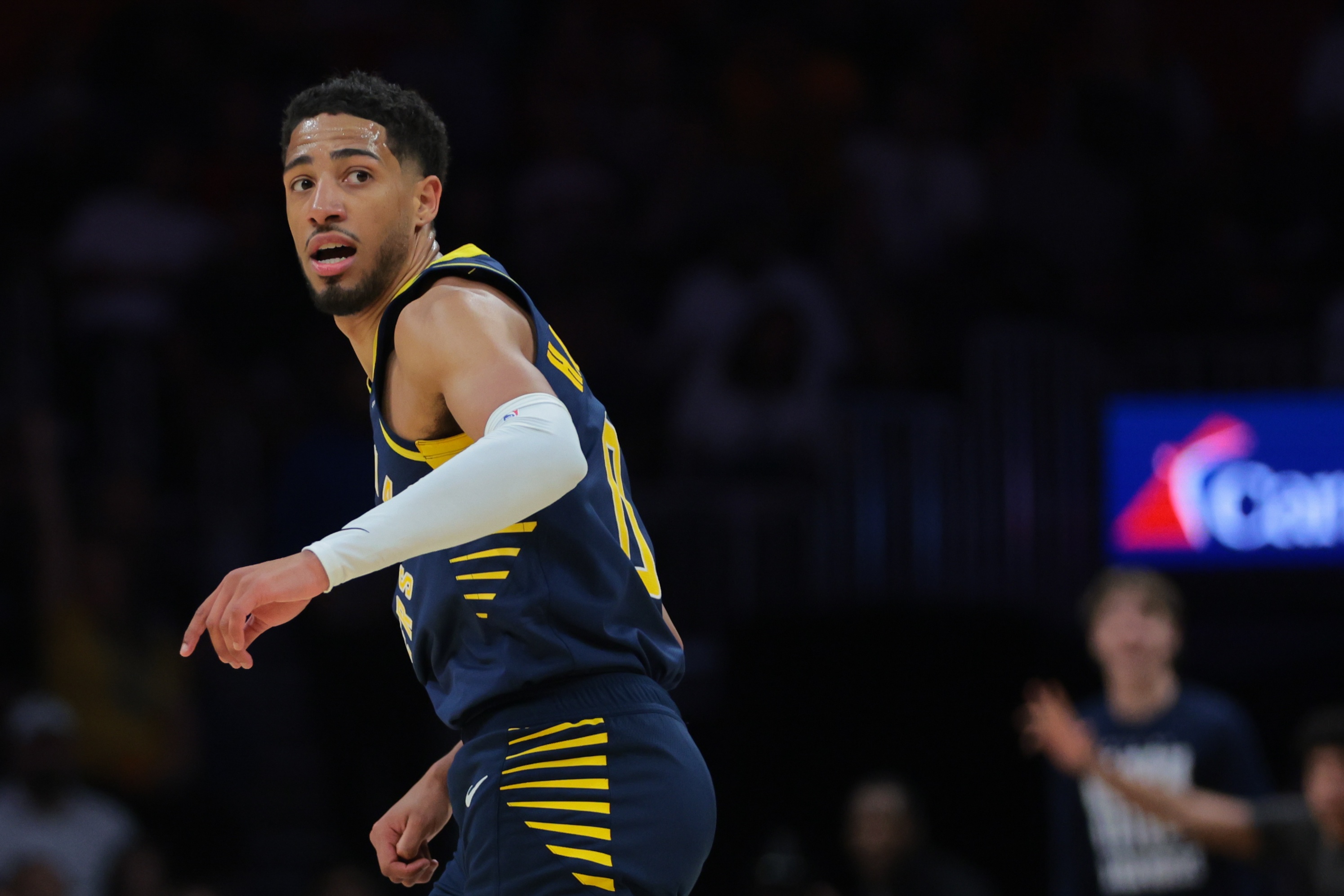 仍是精彩一役！哈利伯頓16投9中砍下24分6籃板15助5斷 沒有失誤