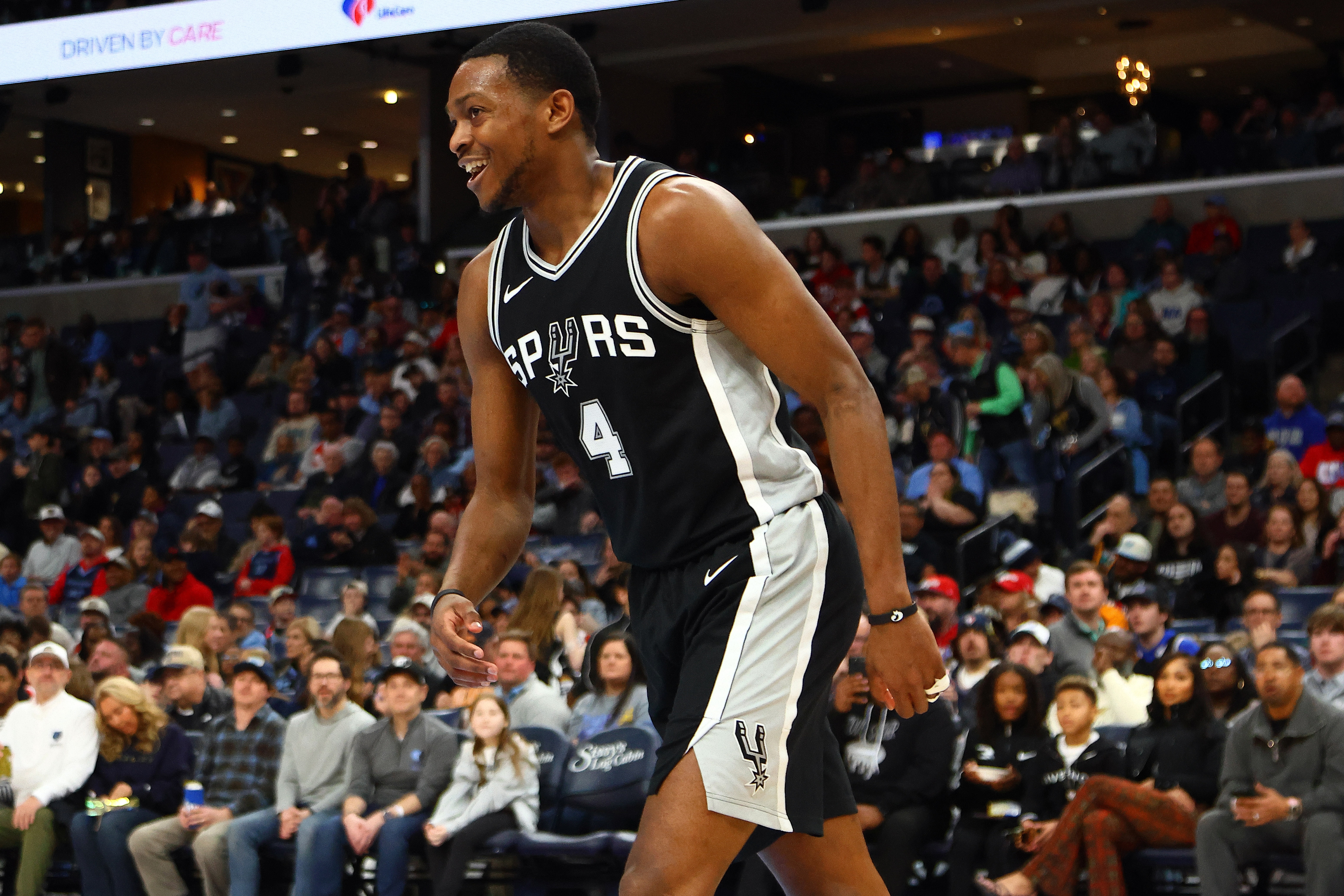 戰(zhàn)舊主表現(xiàn)不佳!福克斯17中6得16分4板8助1斷 三分6中0