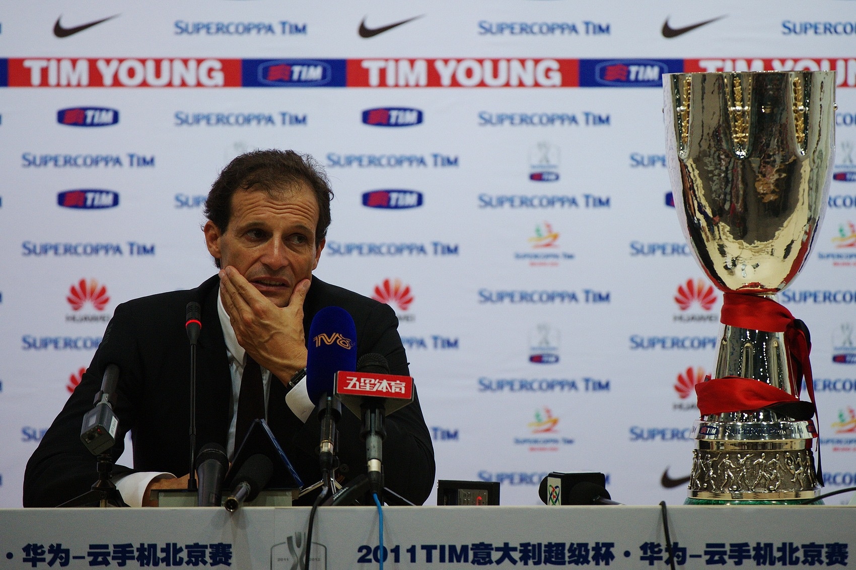 記者:小法和阿萊格里得到米蘭認可, 但沒總監就無法選擇新教練