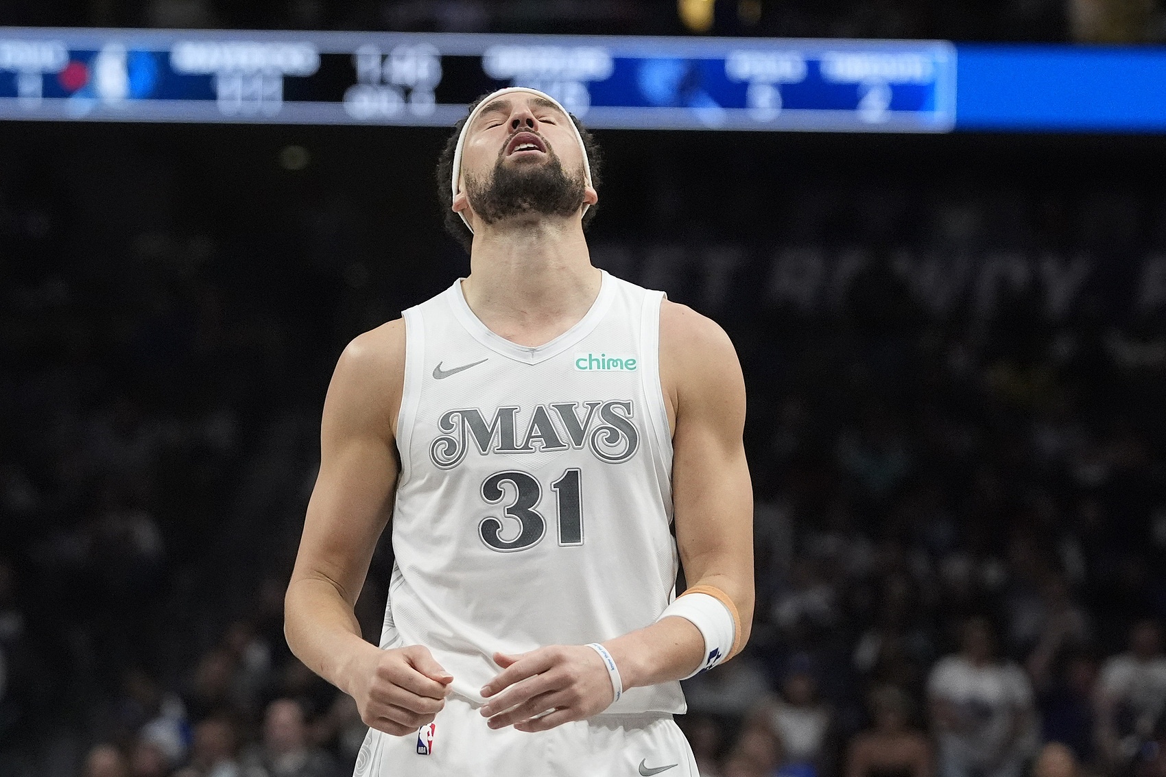 手感冰涼!克萊11投僅2中拿到6分 正負(fù)值-15