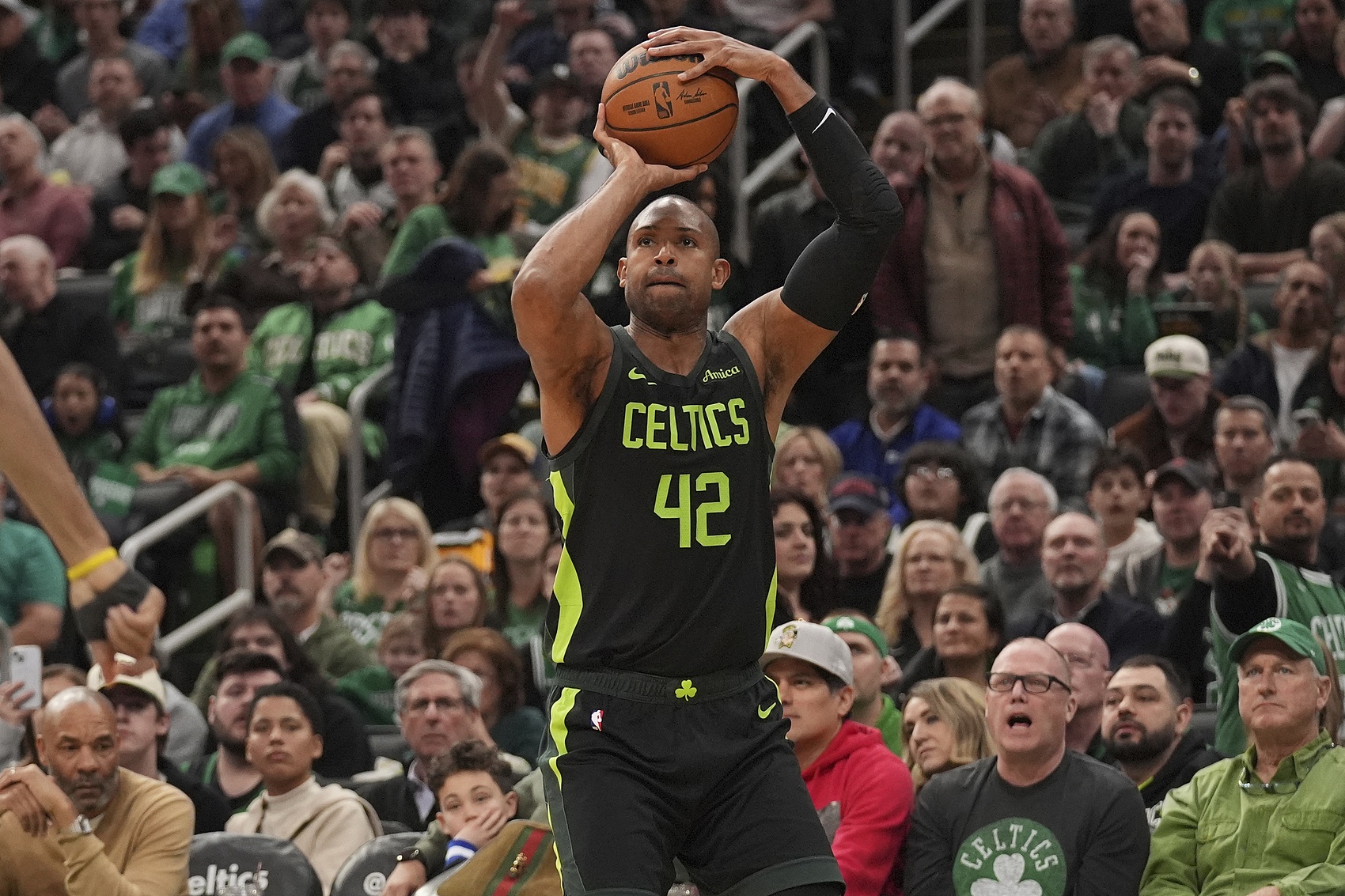 抓下2前板!38歲霍福德半場三分7中4 貢獻12分4板3助1斷1帽