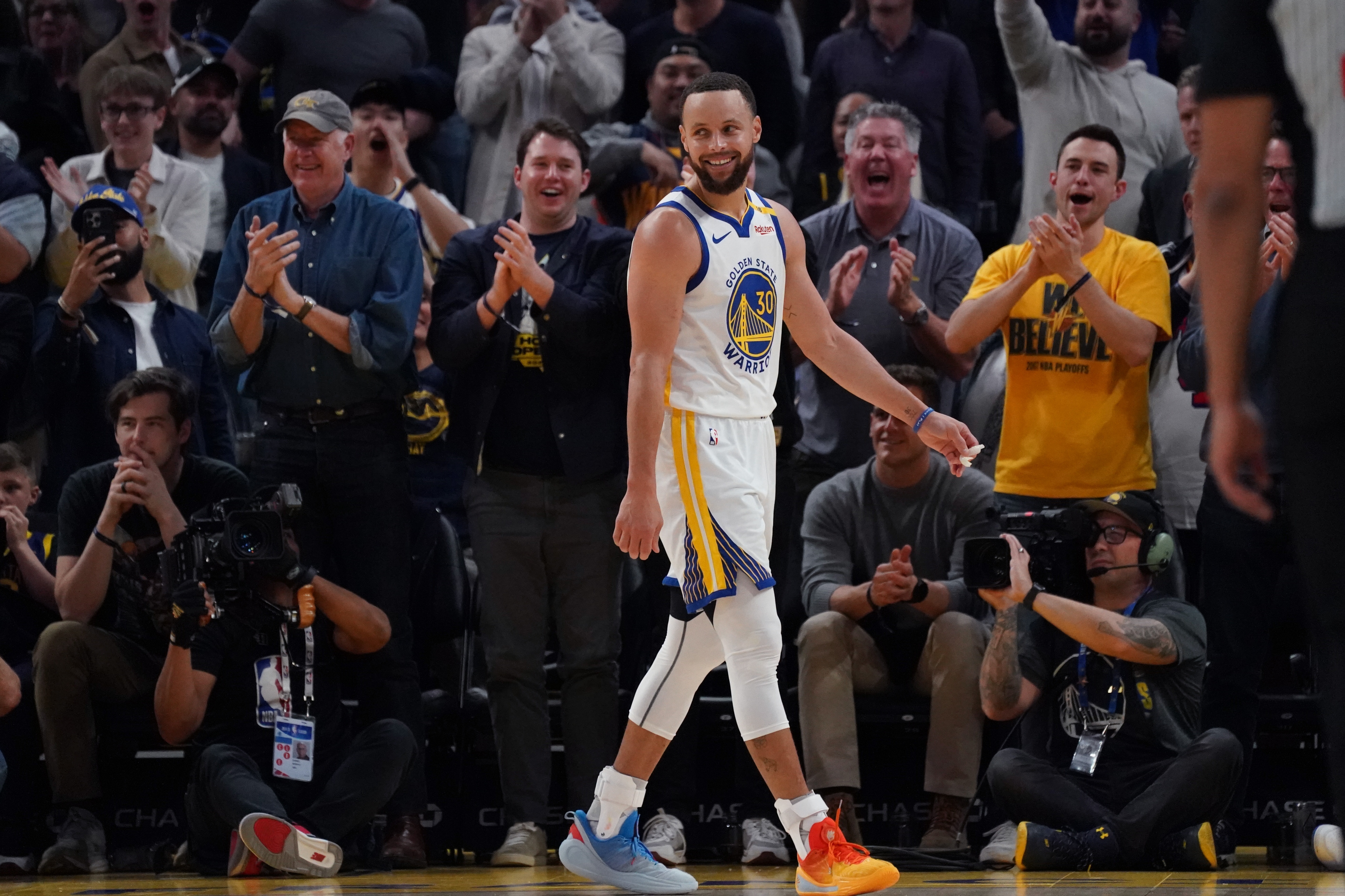 庫(kù)里4000三分!科爾:不僅是數(shù)據(jù)問(wèn)題 他動(dòng)作流暢而優(yōu)雅&像跳芭蕾