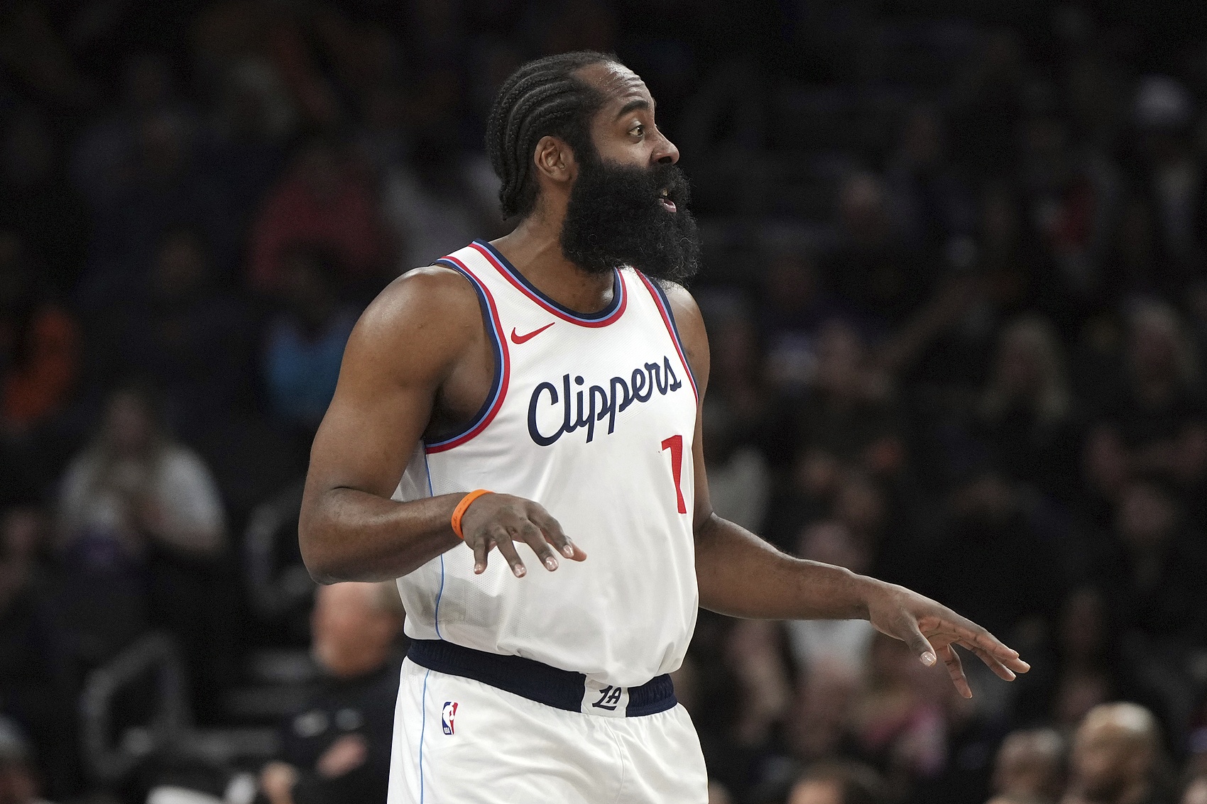 打得可以!哈登半場10中4拿到15分3板4助1斷 正負值+11