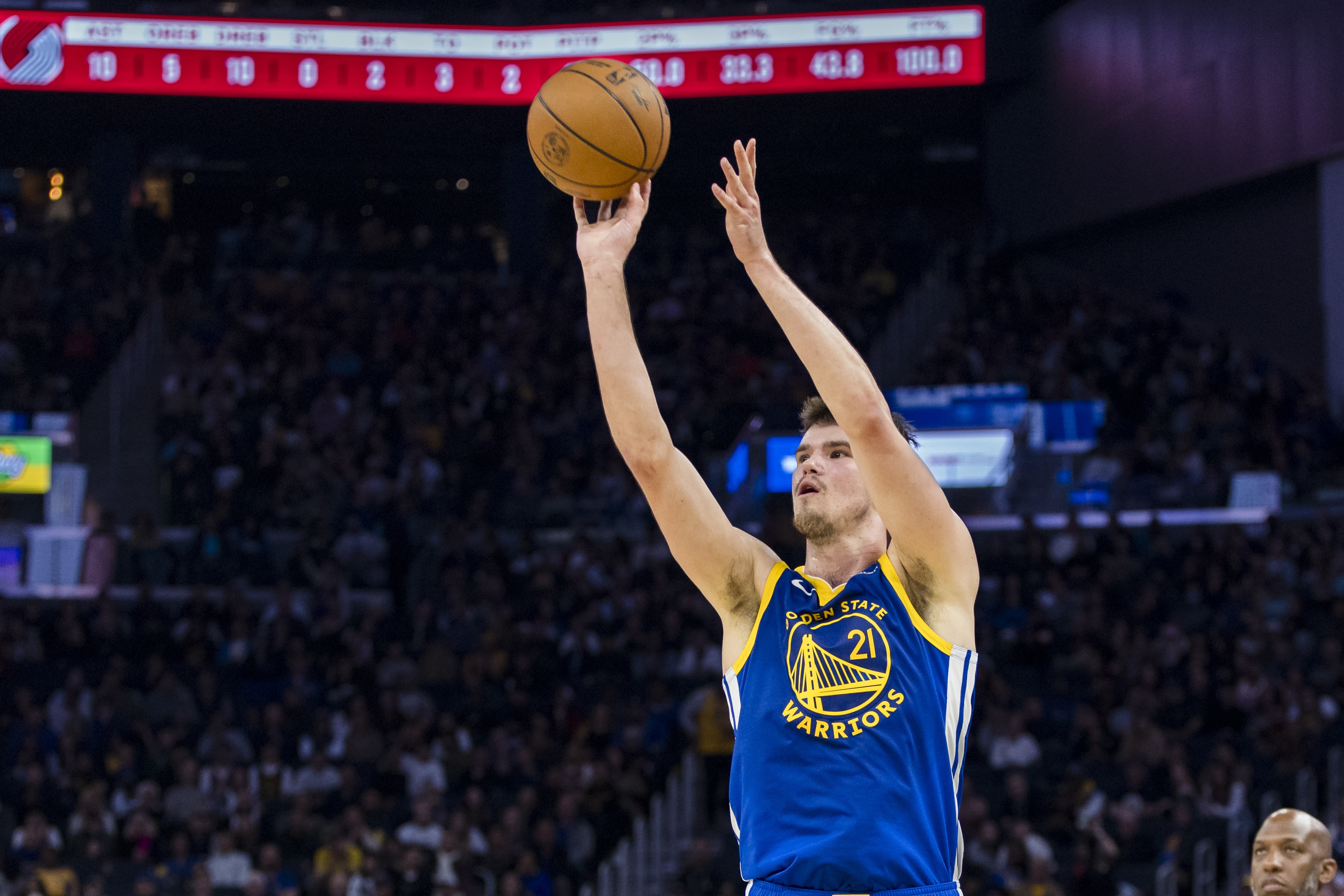 真是個(gè)射手!波斯特半場三分7投4中得12分 沒有兩分球出手