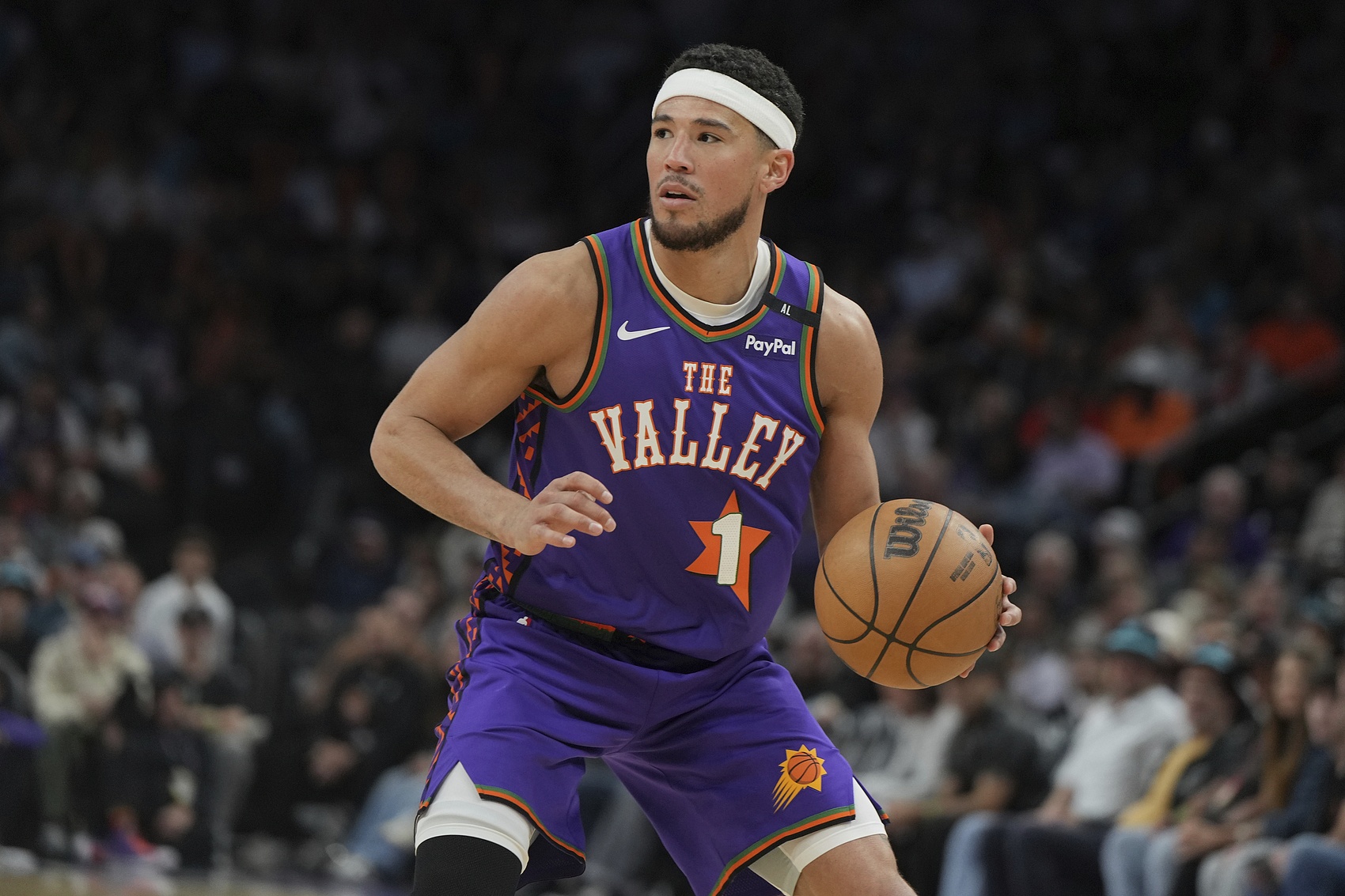 效率太差只能傳傳球！布克13中4拿到14分7板10助 正負值-33