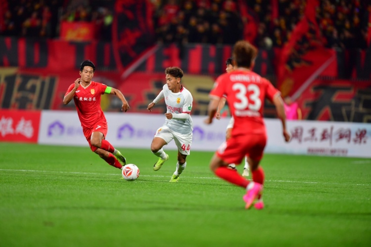 足球報:重慶銅梁龍內外援配合需時間來調整,從而提升射門效率