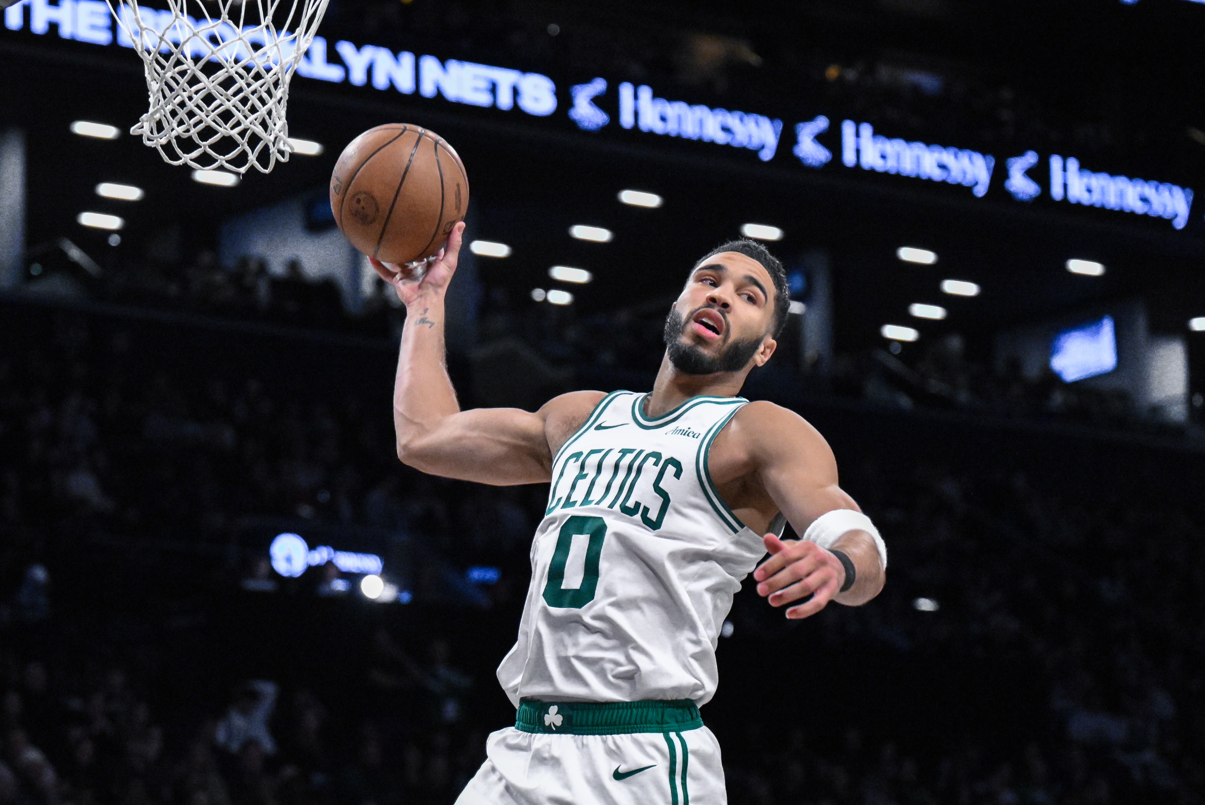 狀態(tài)不俗!塔圖姆半場13中7拿下17分3板3助3斷 首節(jié)獨得14分