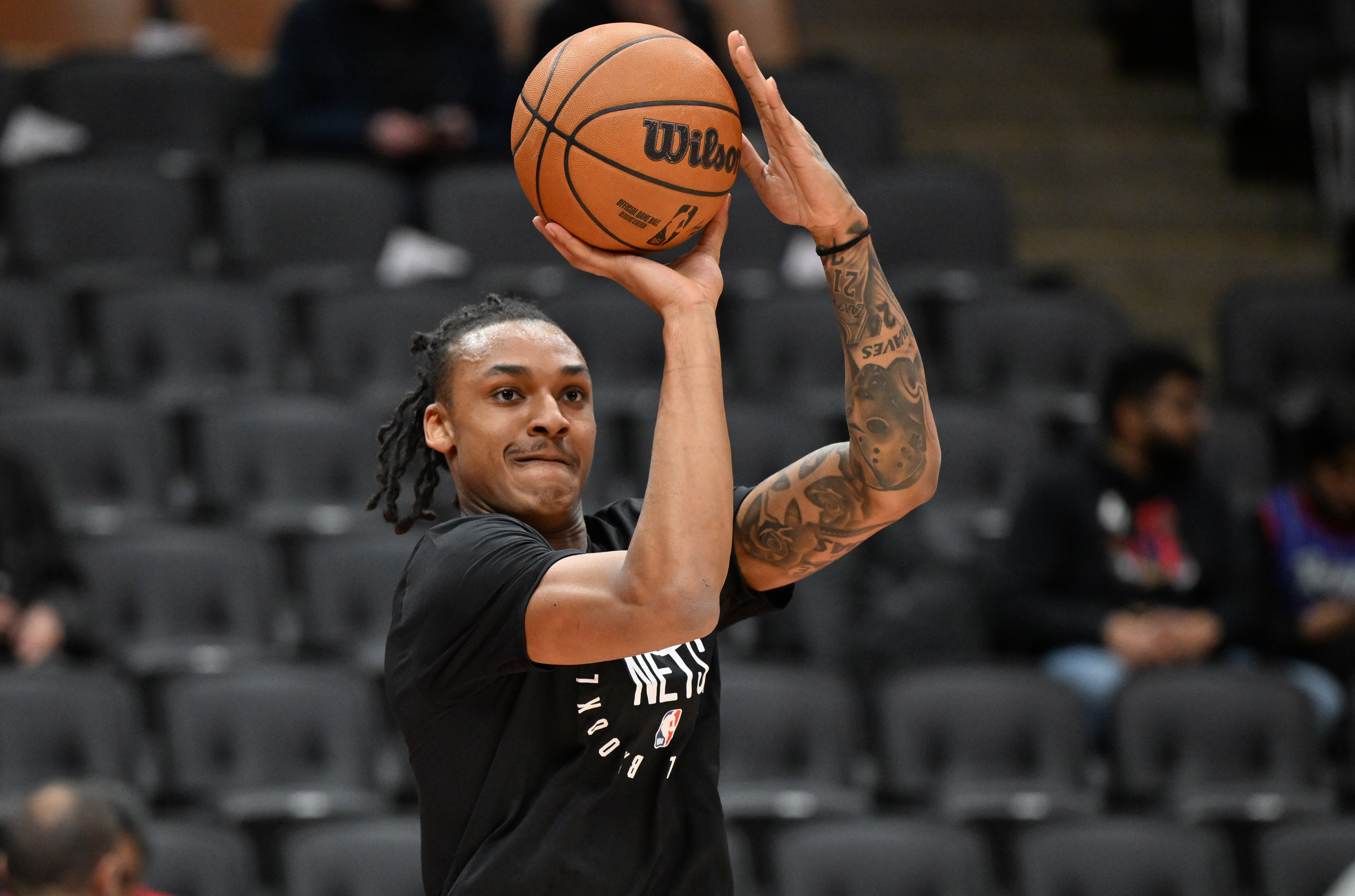 表現(xiàn)不錯(cuò)!劉易斯7投4中&三分4中2 得到10分1板2助2斷