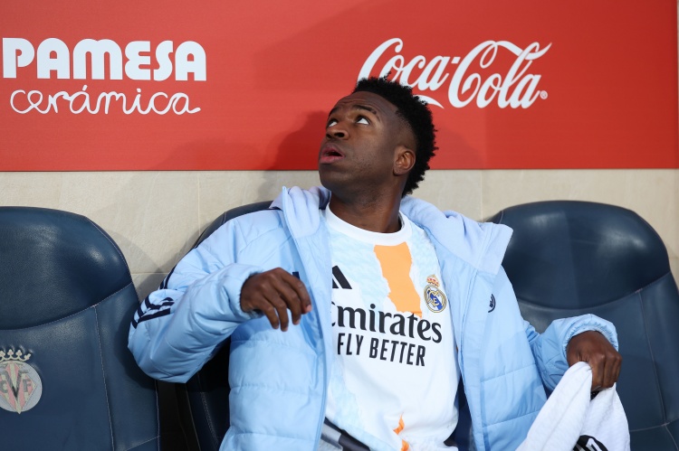 心系老東家!維尼修斯現(xiàn)場見證弗拉門戈奪冠,并在看臺與球迷互動