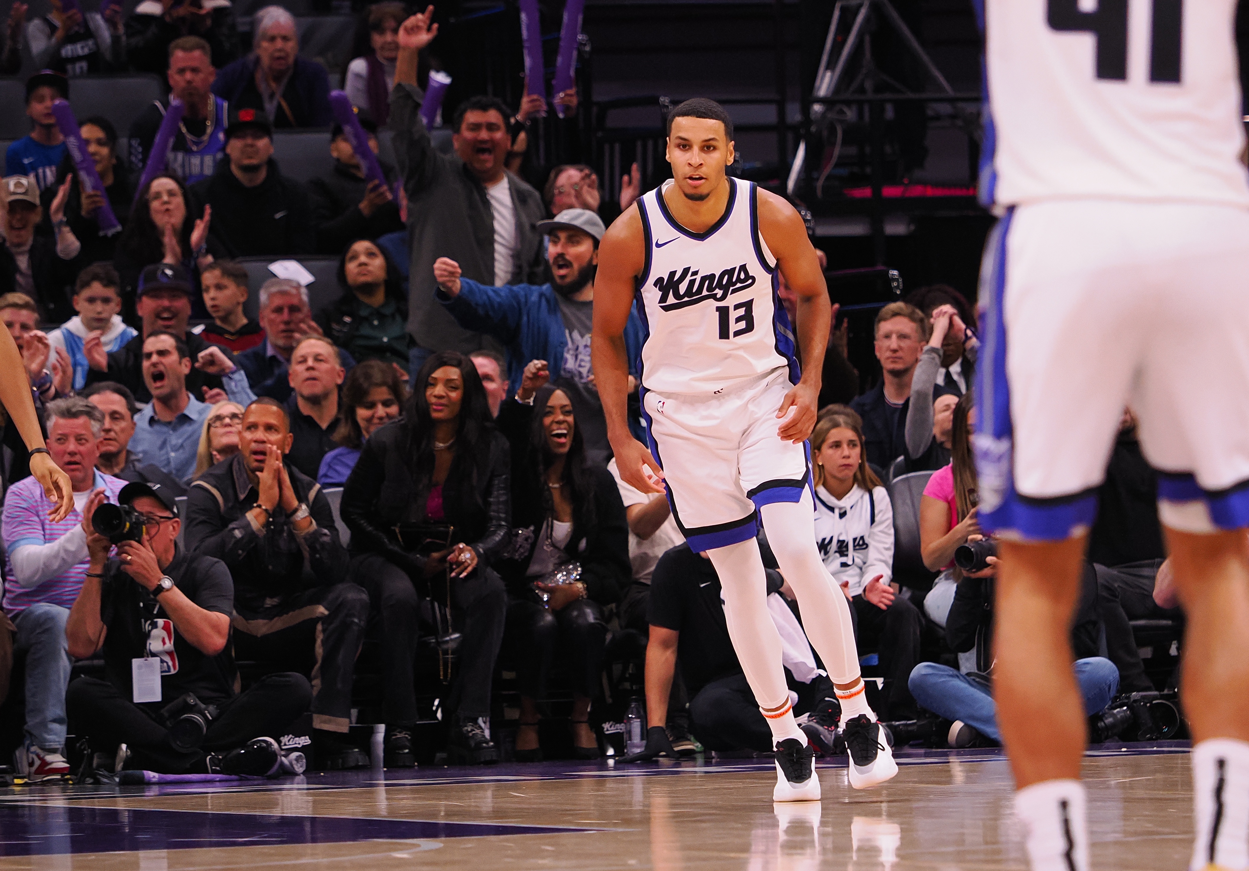 恐怖的外線火力！國(guó)王第三節(jié)三分13中10 基根-穆雷獨(dú)中5記三分