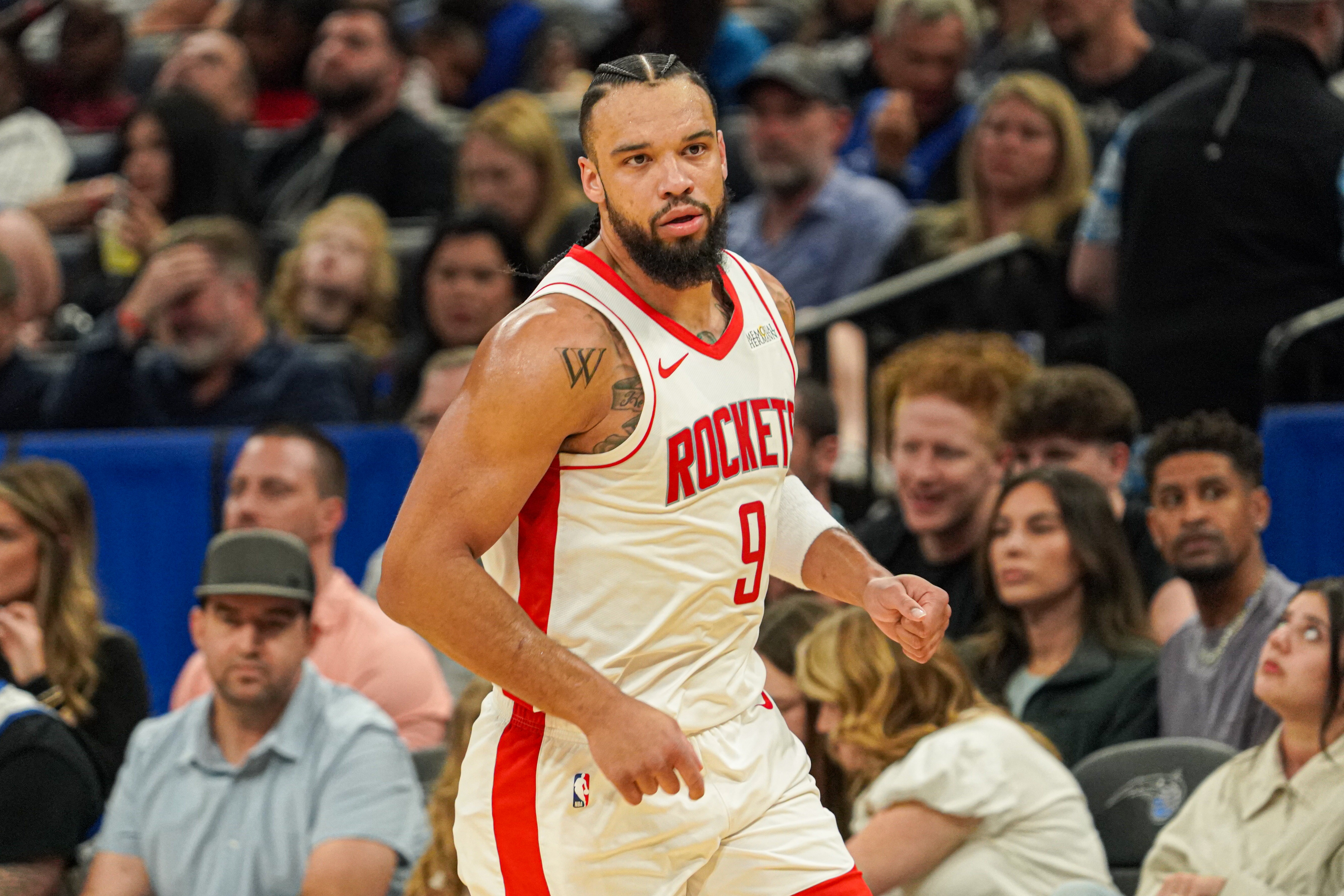 壓哨送三罰!狄龍半場7中4拿到9分3斷 正負值-13